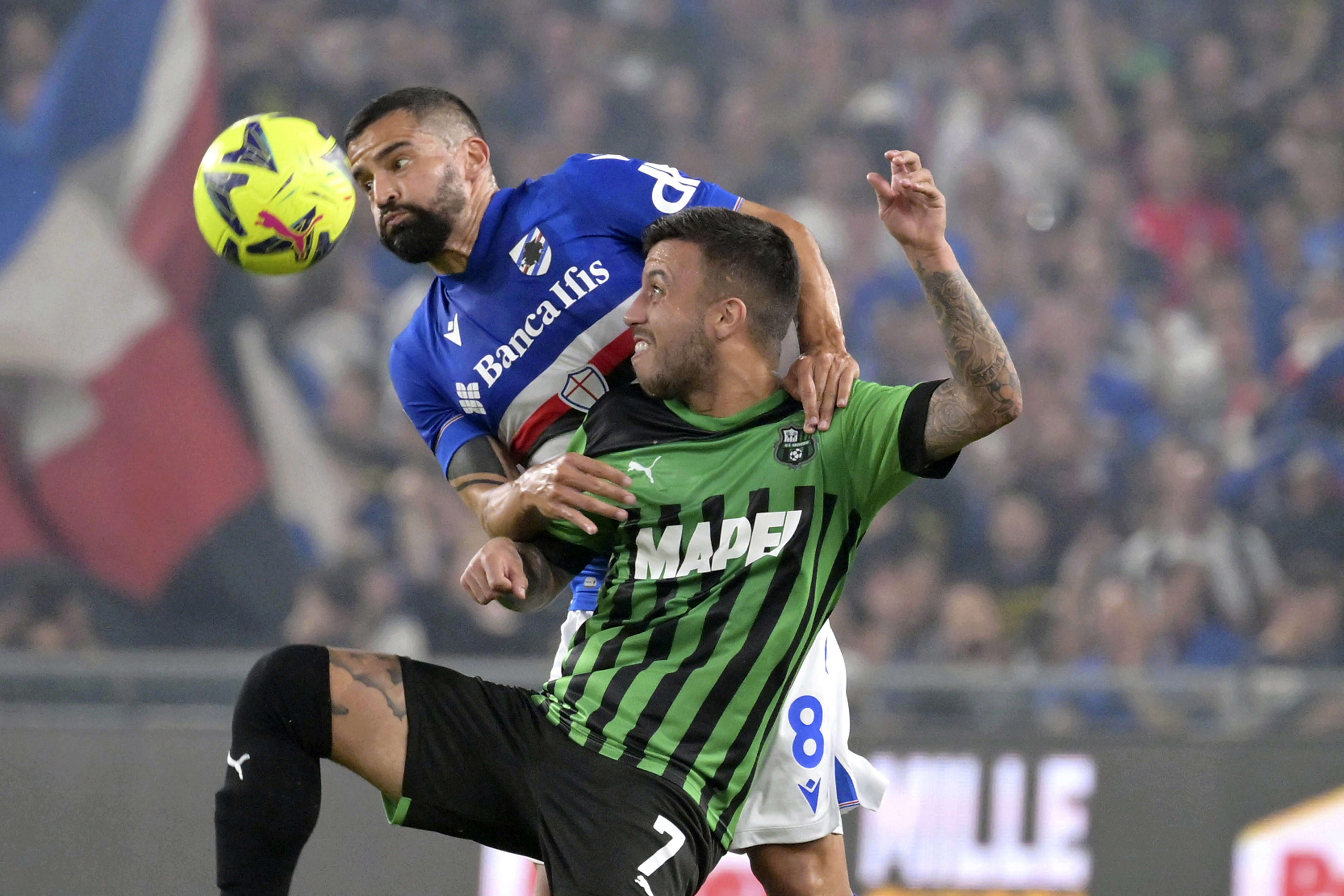 Sampdoria's Tomas Rincon, top, and Sassuolo's Matheus Henrique battle for the ball during the Serie A soccer match between Sampdoria and Sassuolo at Luigi Ferraris Stadium in Genoa, Italy, Friday May 26, 2023. (Tano Pecoraro/LaPresse via AP)