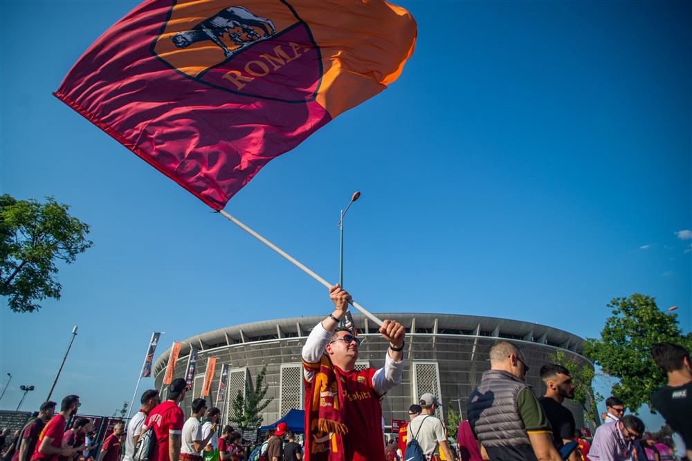 epa10665306 Fans of AS Rome arrive to the Puskas Arena ahead of the UEFA Europa League final soccer match between Seviila FC and AS Roma, in Budapest, Hungary, 31 May 2023.  EPA-EFE/Zoltan Balogh HUNGARY OUT