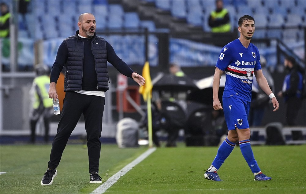 epa10555871 Sampdoria's head coach Dejan Stankovic (L) reacts during the Serie A soccer match between AS Roma and UC Sampdoria at the Olimpico stadium in Rome, Italy, 2 April 2023.  EPA-EFE/RICCARDO ANTIMIANI
