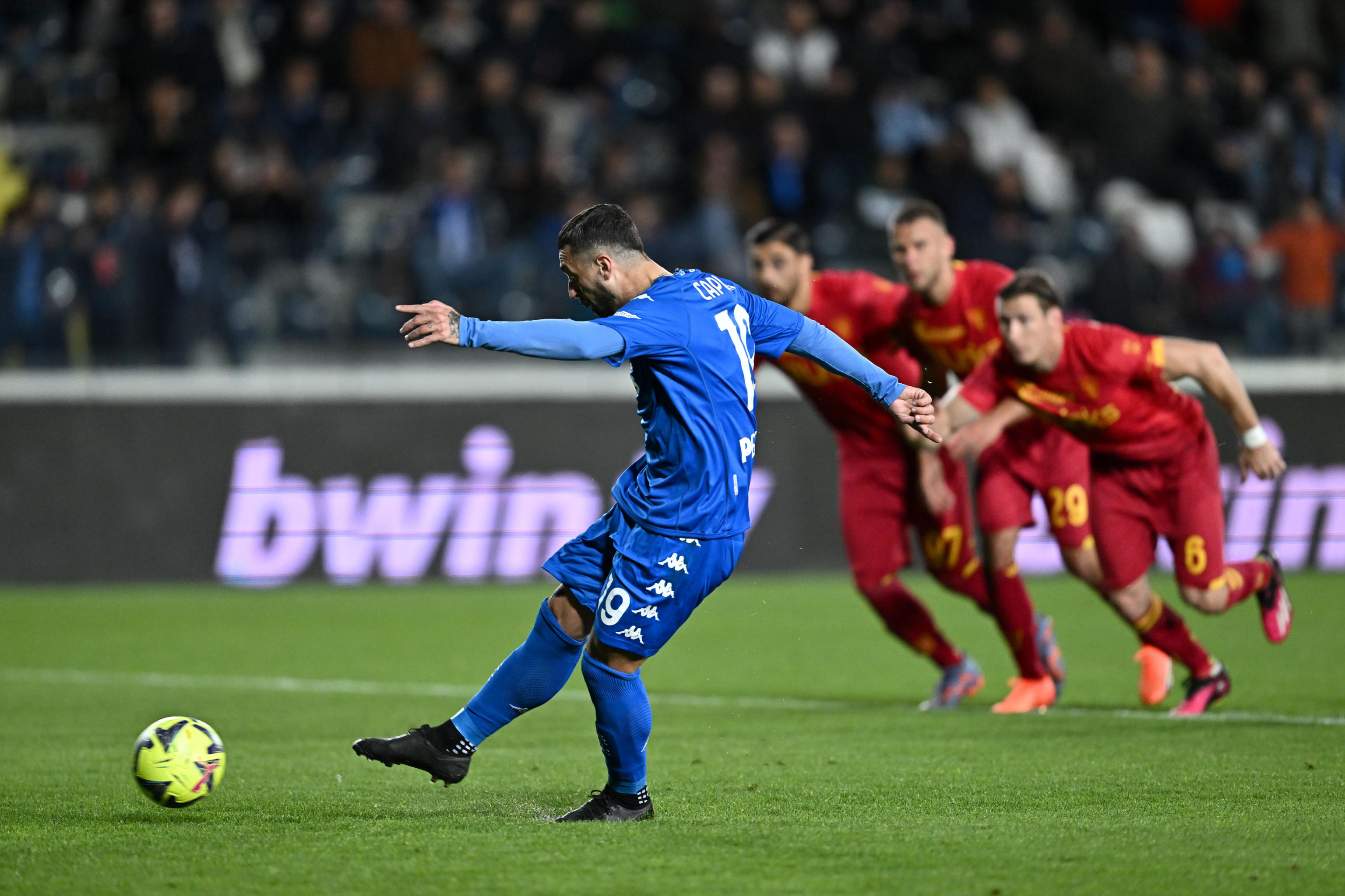 epa10557379 Empoli's Italian forward Francesco Caputo scores the 1-0 goal during the Italian serie A soccer match between Empoli FC and US Lecce, in Empoli, Italy, 03 April 2023.  EPA-EFE/CLAUDIO GIOVANNINI
