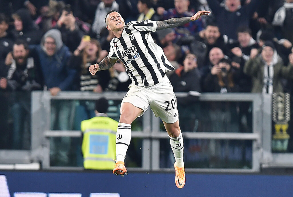 epa09899451 Juventus Federico Bernardeschi jubilates after scoring the 1-0 goal during the Italy Cup semifinal, second leg, soccer match Juventus FC vs ACF Fiorentina at the Allianz Satadium in Turin, Italy, 20 april 2022.  EPA-EFE/ALESSANDRO DI MARCO