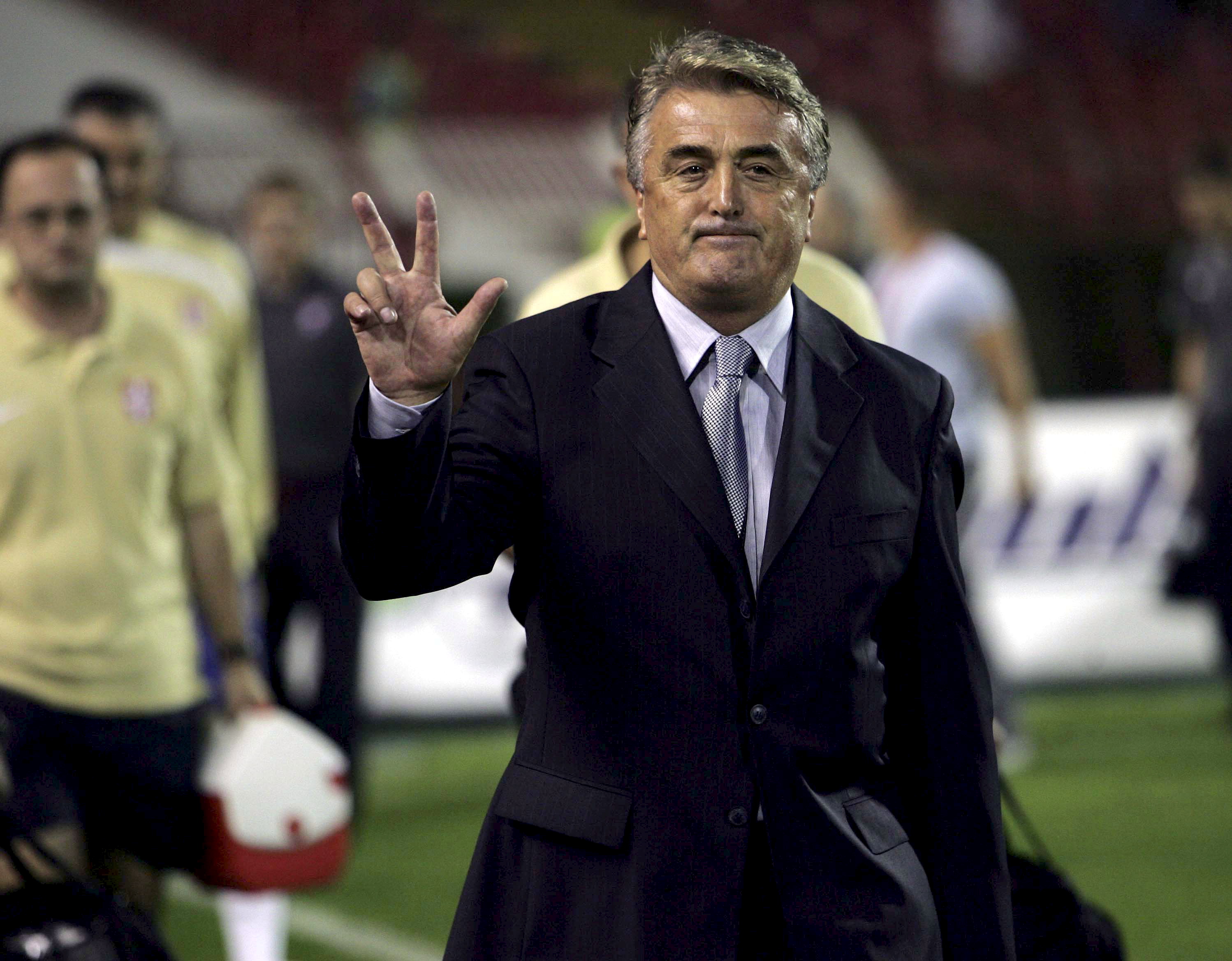 epa01480096 Radomir Antic new selector of Serbian soccer team shows a three finger sign before their World Cup 2010 qualification soccer match against the Faroe Islands in Belgrade, Serbia, on 06 September 2008.  EPA/ALEKSANDAR PLAVEVSKI