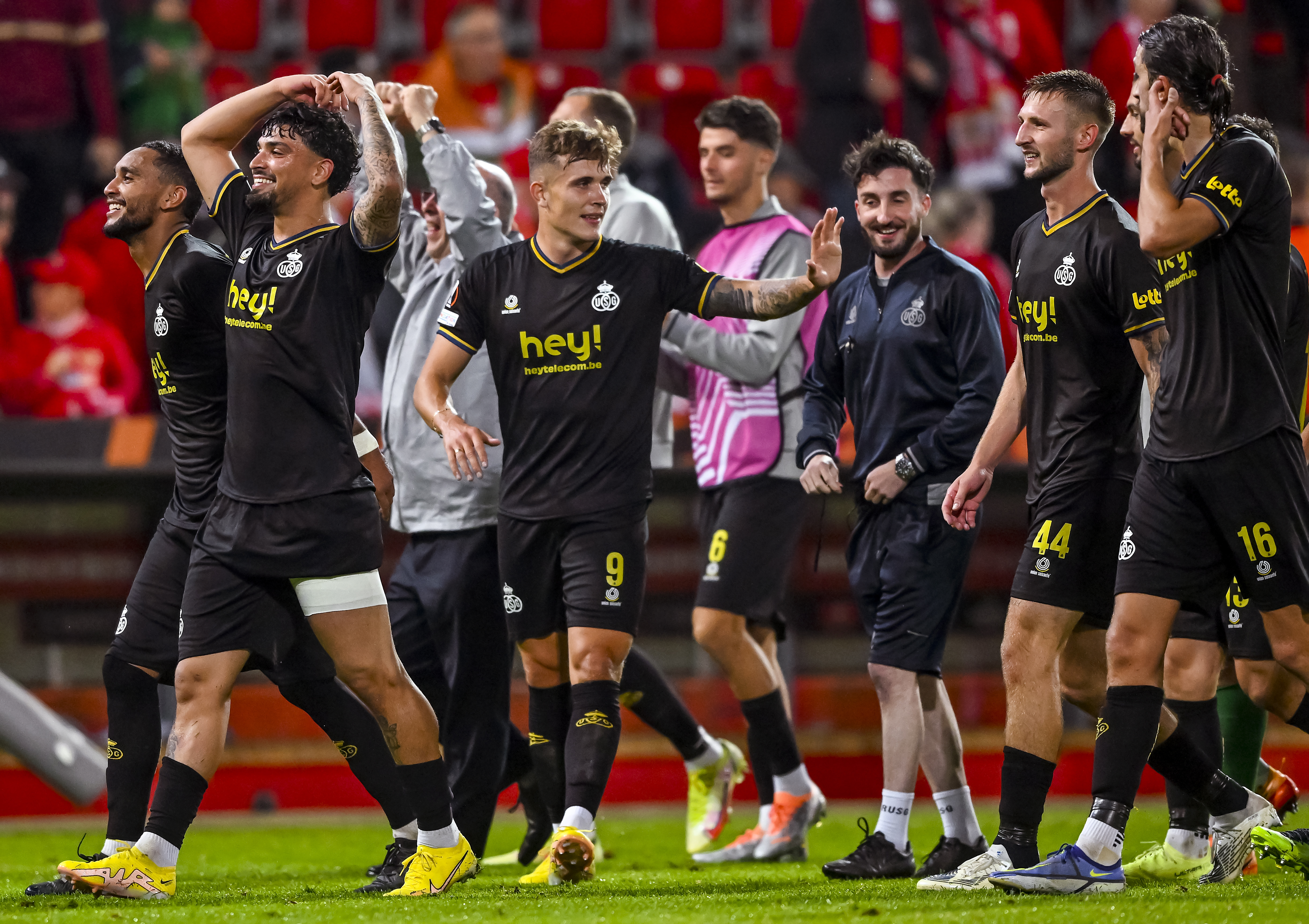 epa10170928 Saint-Gilloise's react after winning the UEFA Europa League group D soccer match between Union Berlin and Royale Union Saint-Gilloise in Berlin, Germany, 08 September 2022.  EPA-EFE/Filip Singer