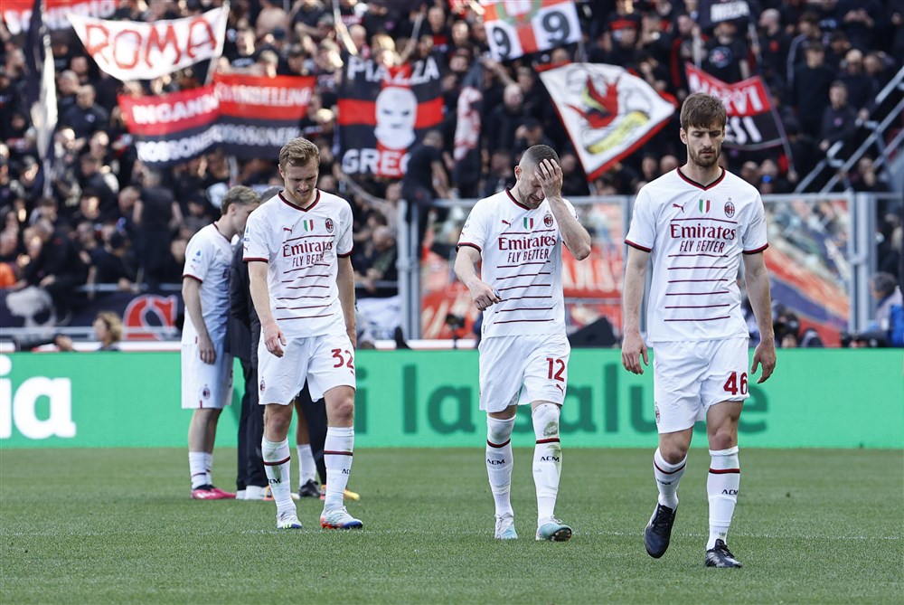 epa10573905 Milan's players at the end of the Italian Serie A soccer match Bologna FC vs  AC Milan at Renato Dall'Ara stadium in Bologna, Italy, 15 April 2023.  EPA-EFE/ELISABETTA BARACCHI