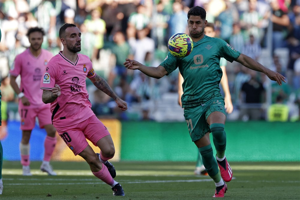epa10574187 Betis' striker Ayoze Perez (R) in action against Espanyol's midfielder Sergi Darder (L) during the Spanish LaLiga soccer match between Real Betis and RCD Espanyol in Seville, southern Spain, 15 April 2023.  EPA-EFE/Julio Munoz