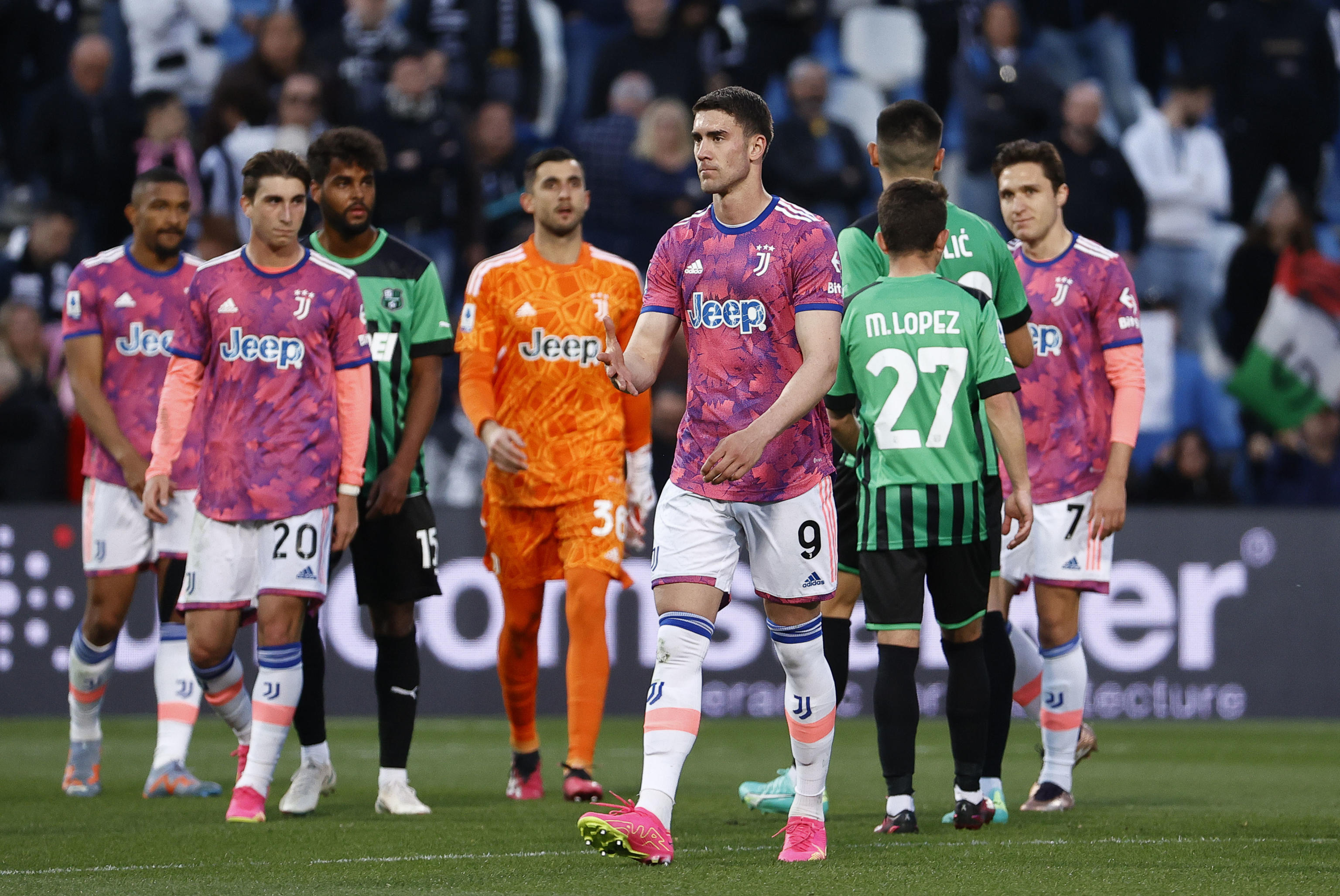epa10576043 Juventus' players show their dejection at the end of the Italian Serie A soccer match between US Sassuolo and Juventus FC, in Reggio Emilia, Italy, 16 April 2023.  EPA-EFE/SERENA CAMPANINI