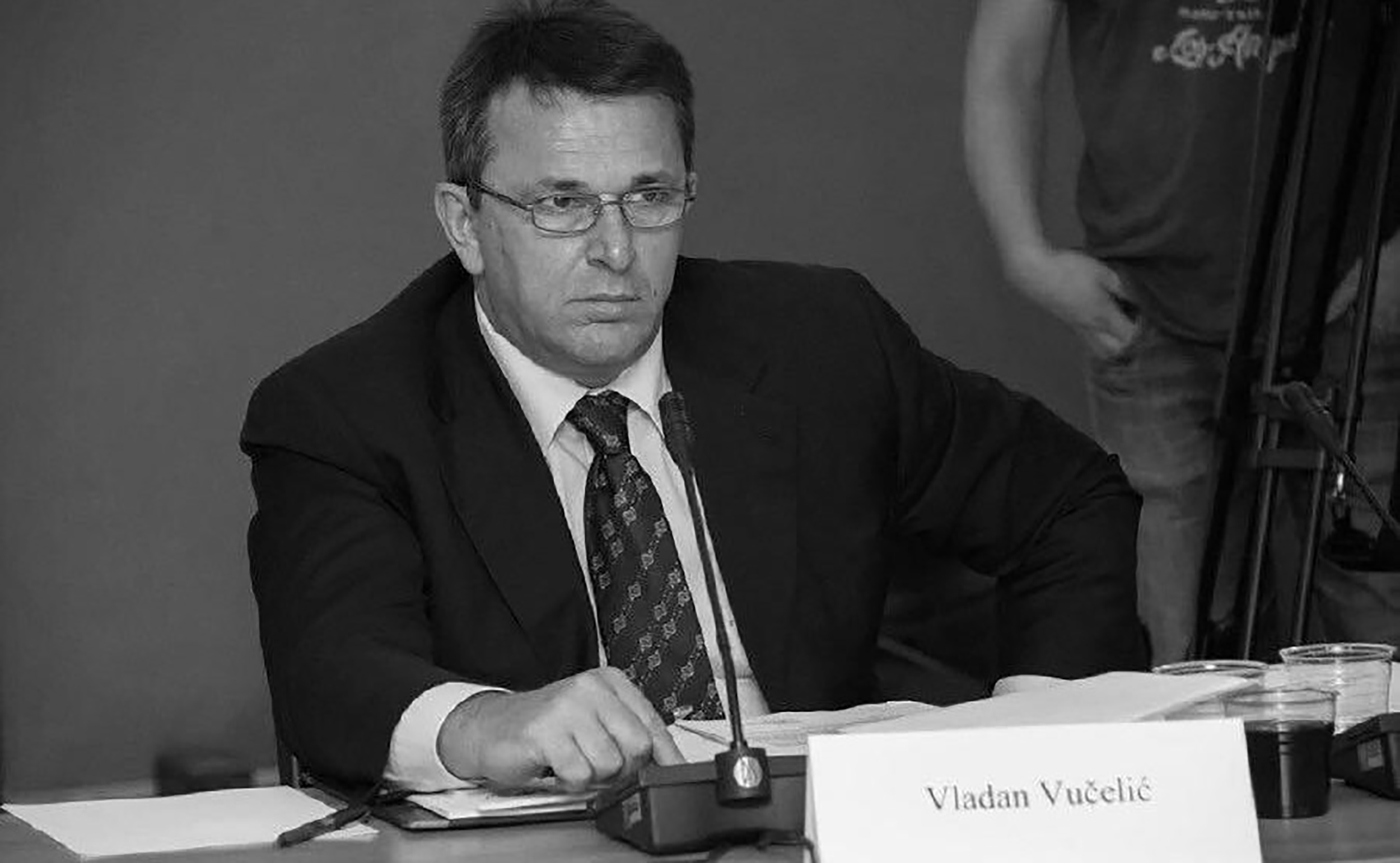 Dugogodišnji funkcioner DPS-a i nekadašnji direktor Luke Bar i podgoričkog Vodovoda, Vladan Vučelić,  preminuo je danas u 60-oj godini.
