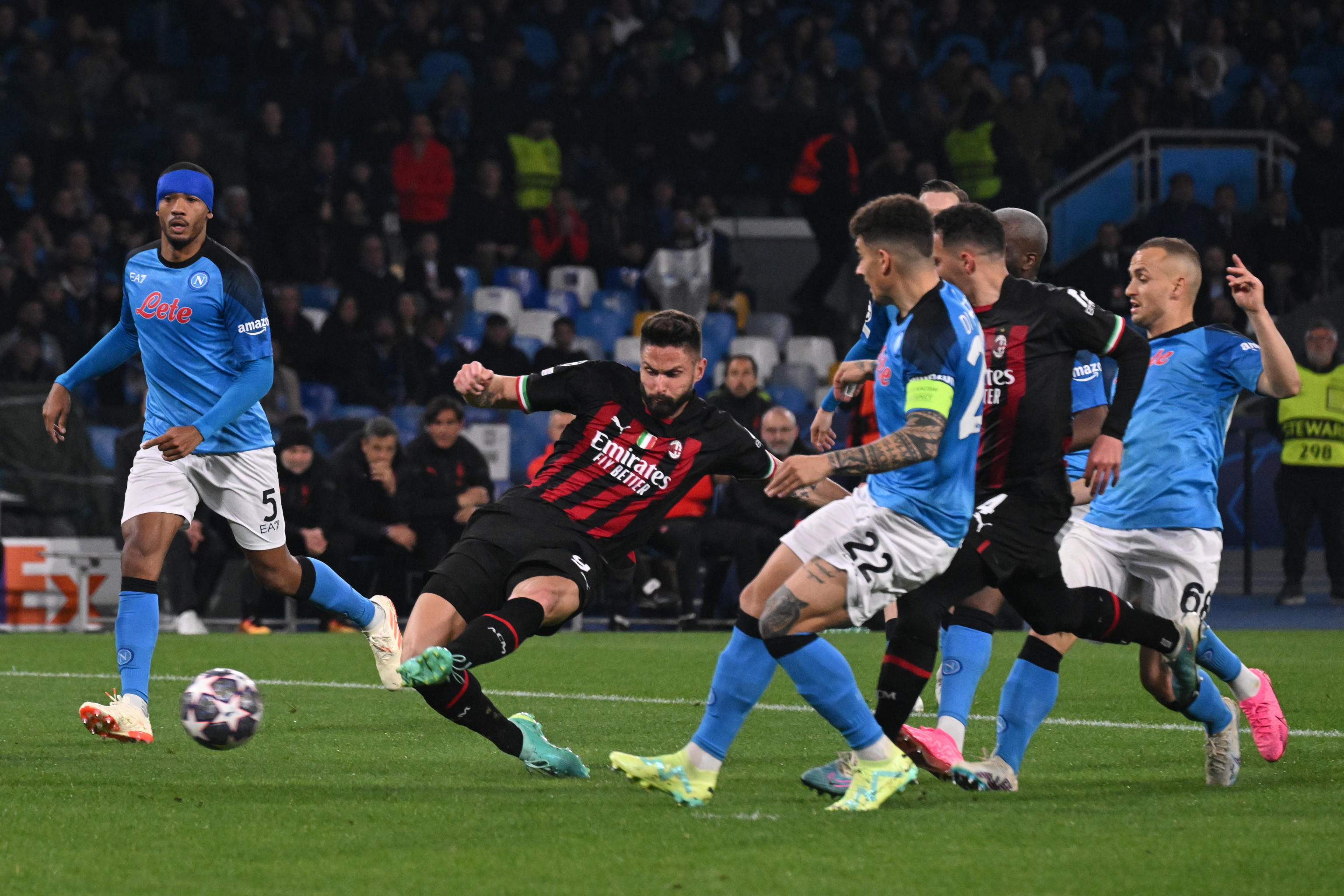 epa10579099 Milans forward Olivier Giroud in action during the UEFA Champions League quarter final second leg soccer match SSC Napoli vs AC Milan in Naples, Italy, 18 April 2023.  EPA-EFE/CIRO FUSCO