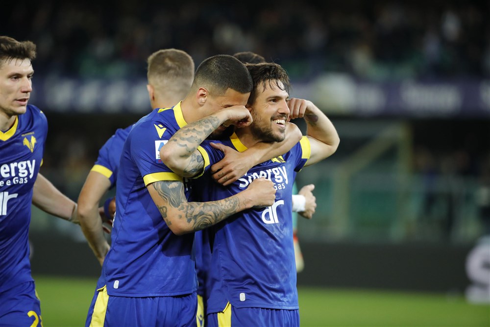 epa10584537 Hellas Verona's Simone Verdi jubilates after scoring the goal 1-0 during the Italian Serie A soccer match Hellas Verona vs Bologna FC at Marcantonio Bentegodi stadium in Verona, Italy, 21 April 2023.  EPA-EFE/EMANUELE PENNACCHIO