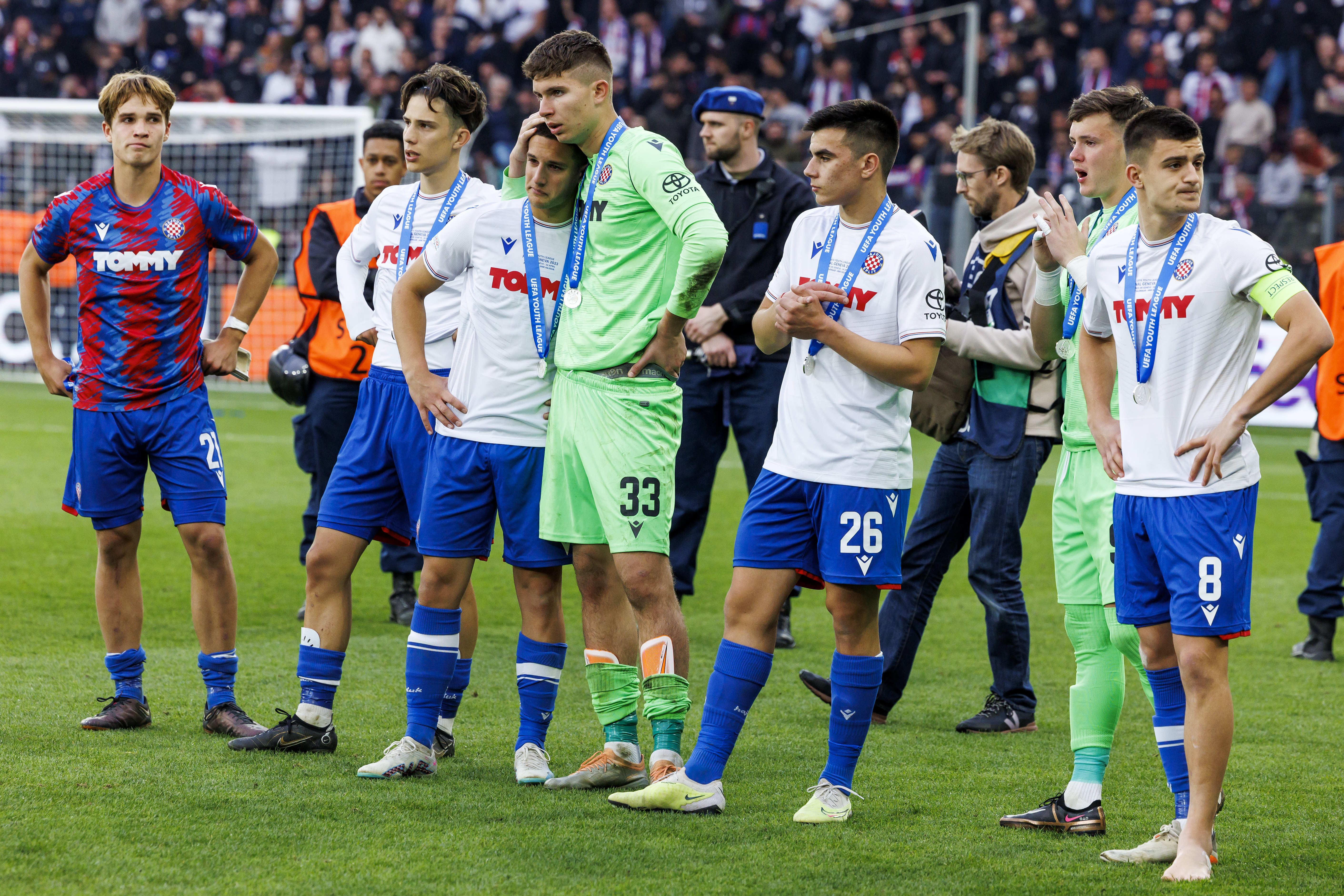 epa10589621 Hajduk Split's players look disappointed after losing the UEFA Youth League final match between AZ Alkmaar and HNK Hajduk Split at the Stade de Geneve stadium, in Geneva, Switzerland, 24 April 2023.  EPA-EFE/SALVATORE DI NOLFI