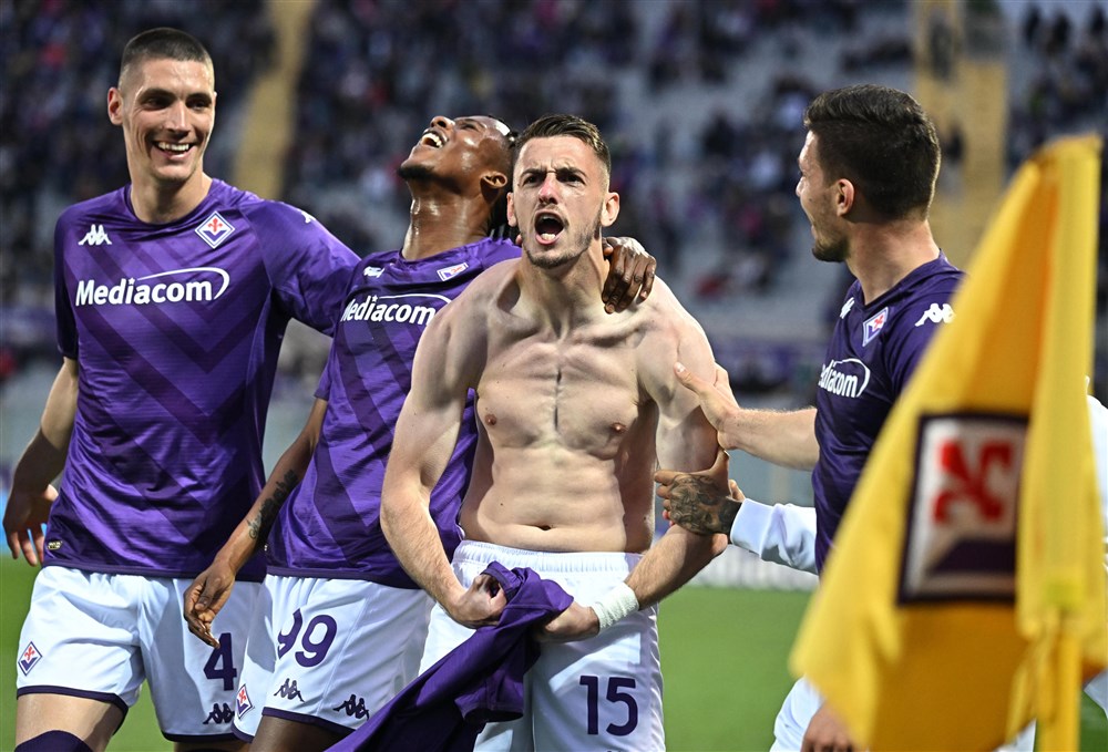 epa10600934 Fiorentina's Serbian defender Aleksa Terzic celebrates after scoring the 5-0 goal during the Italian Serie A soccer match between ACF Fiorentina and UC Sampdoria in Florence, Italy, 30 April 2023.  EPA-EFE/CLAUDIO GIOVANNINI