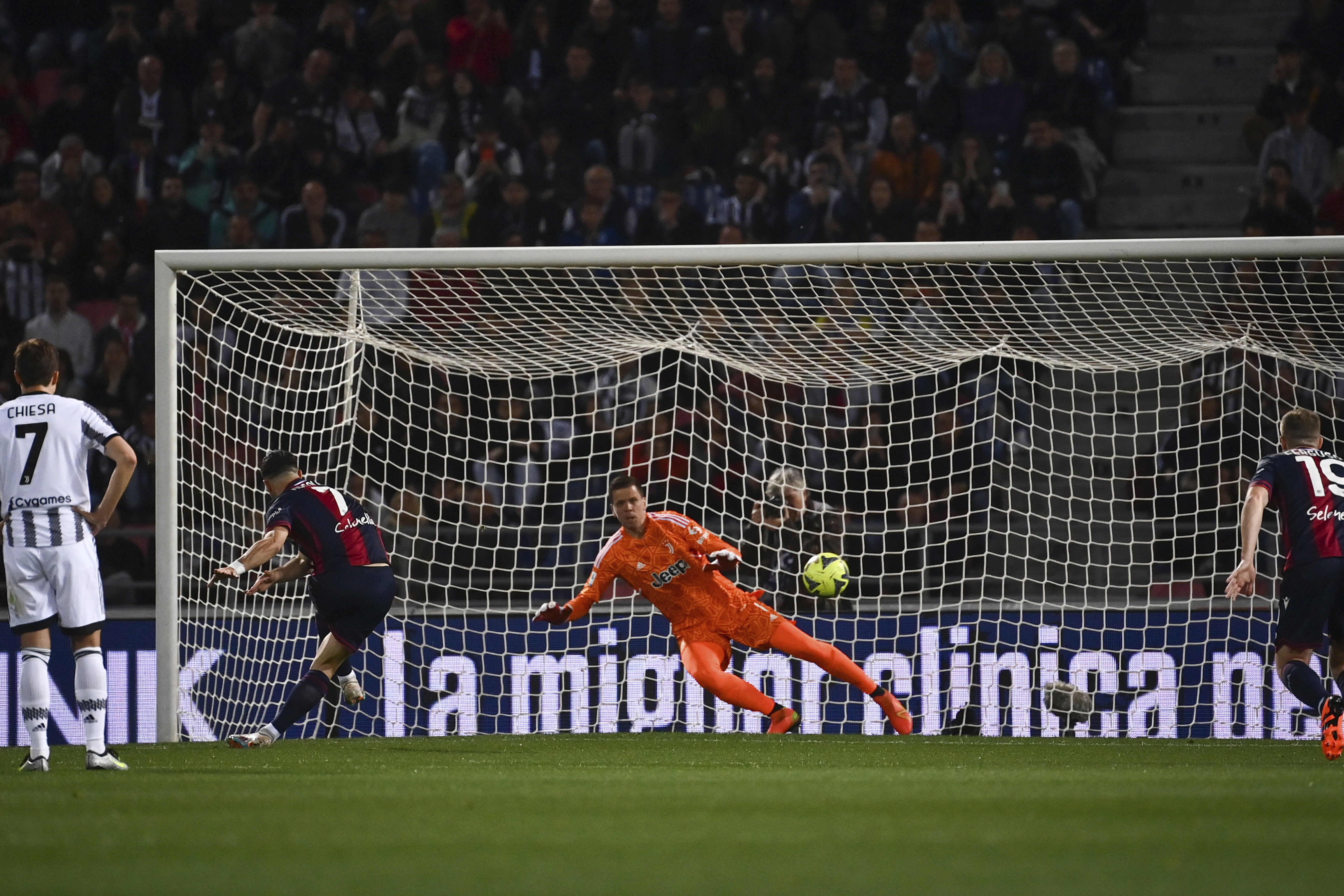 Bologna's Riccardo Orsolini scores his side's opening goal during the Serie A soccer match between Bologna and Juventus at the Renato Dall'Ara stadium in Bologna, Italy,  Sunday, April 30, 2023. (Massimo Paolone/LaPresse via AP)