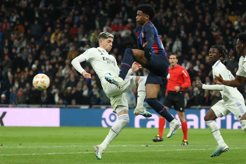 epa10499635 Real Madrid´s midfielder Fede Valverde (L) in action against Barcelona's Alex Balde (2-L) during the Spanish King's Cup first-leg semifinal game between Real Madrid and FC Barcelona, in Madrid, Spain, 02 March 2023.  EPA-EFE/KIKO HUESCA