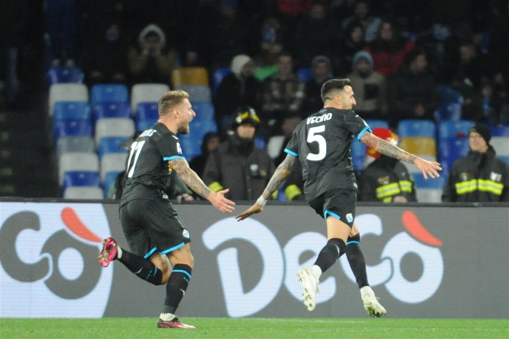epa10501515 Lazio’s midfielder Matias Vecino celebrates with his teammate after scoring the 0-1 goal during the Italian Serie A soccer match SSC Napoli vs SS Lazio, in Naples, Italy,  03 March 2023.  EPA-EFE/CESARE ABBATE