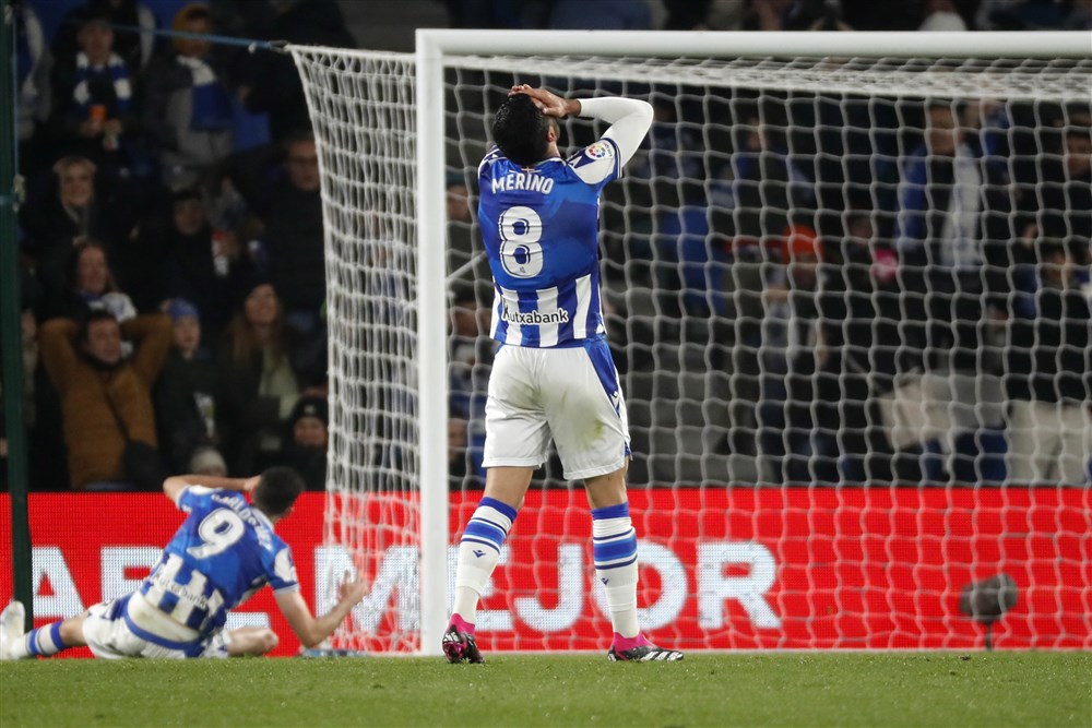 epa10501465 Real Sociedad's midfielder Mikel Merino (C) reacts during the Spanish LaLiga soccer match between Real Sociedad and Cadiz CF, in San Sebastian, Basque Country, Spain, 03 March 2023.  EPA-EFE/Juan Herrero