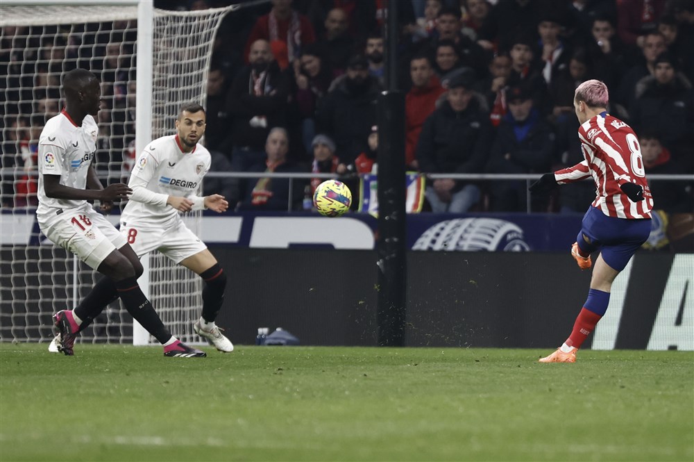 epa10503625 Atletico Madrid's Antoine Griezmann (R) in action to score the 3-1 lead during a Spanish LaLiga soccer match between Atletico Madrid and Sevilla FC at Civitas Metropolitano stadium in Madrid, Spain, 04 March 2023.  EPA-EFE/SERGIO PEREZ