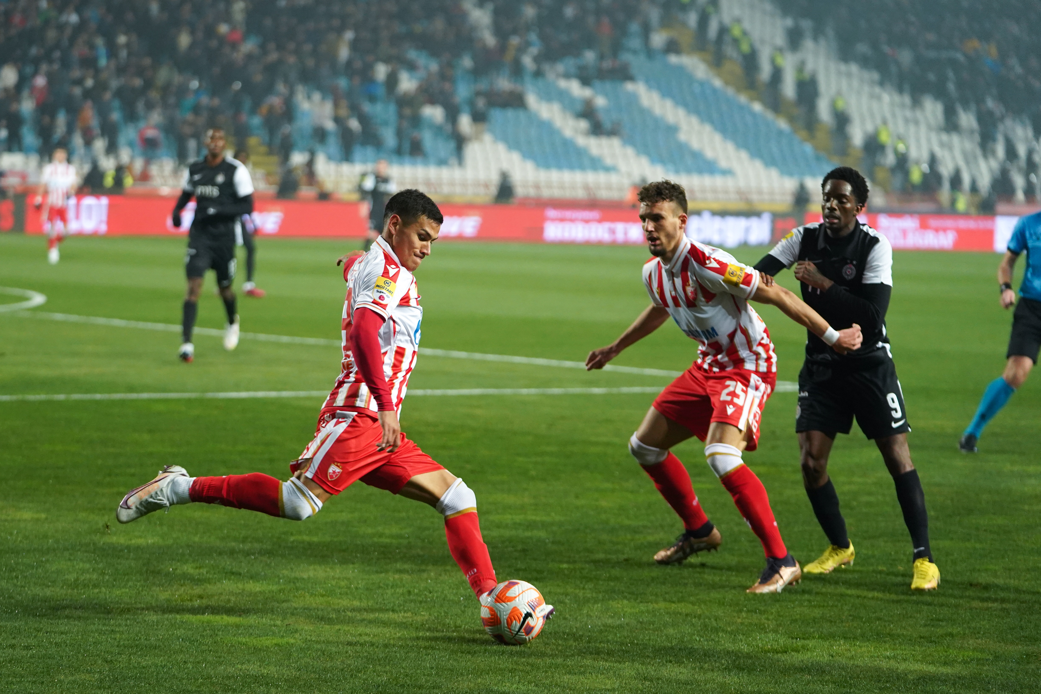 Beograd, 3. marta 2023. - Fudbaleri Crvene zvezde doèekuju Partizan u 169. veèitom derbiju na stadionu "Rajko Mitiæ". FOTO TANJUG/ JADRANKA ILIÆ/ bs