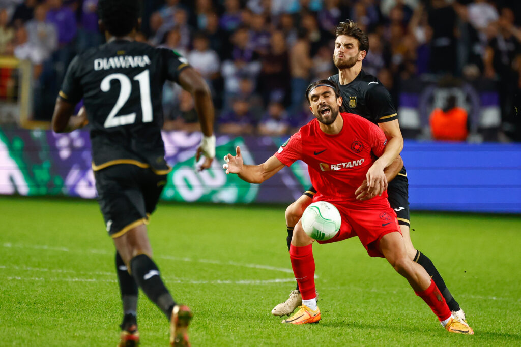 epa10269696 Andrea Compagno of FCSB (L) and Wesley Hoedt of RSCA Anderlecht in action during the UEFA Conference League group B soccer match between RSCA Anderlecht and FCSB Bucharest in Brussels, Belgium, 27 October 2022.  EPA-EFE/STEPHANIE LECOCQ