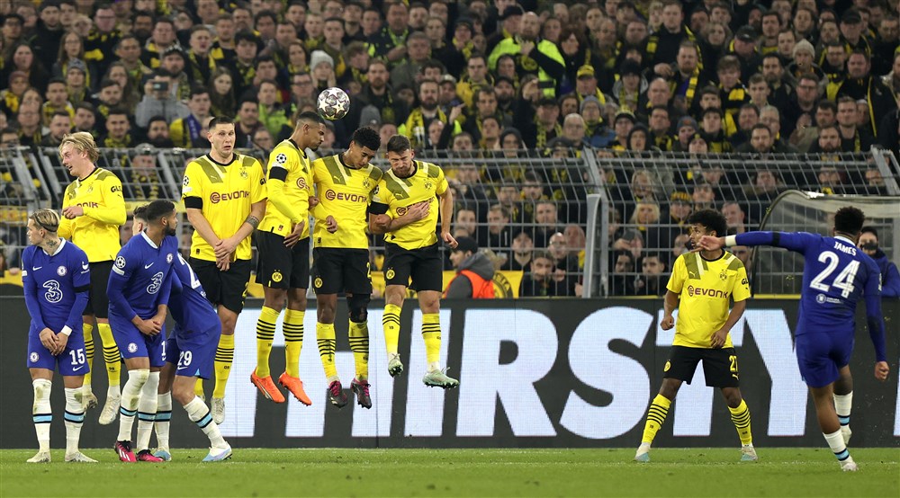epa10469248 Reece James (R) of Chelsea in action during the UEFA Champions League Round of 16, 1st leg match between Borussia Dortmund and Chelsea FC in Dortmund, Germany, 15 February 2023.  EPA-EFE/Friedemann Vogel