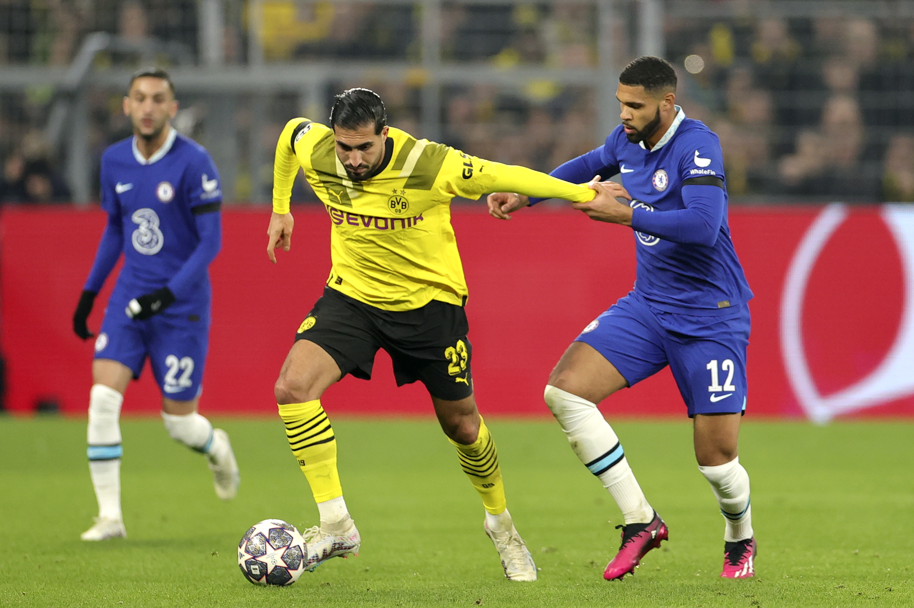 epa10469163 Emre Can (L) of Dortmund in action against Ruben Loftus-Cheek (R) of Chelsea during the UEFA Champions League Round of 16, 1st leg match between Borussia Dortmund and Chelsea FC in Dortmund, Germany, 15 February 2023.  EPA-EFE/Friedemann Vogel