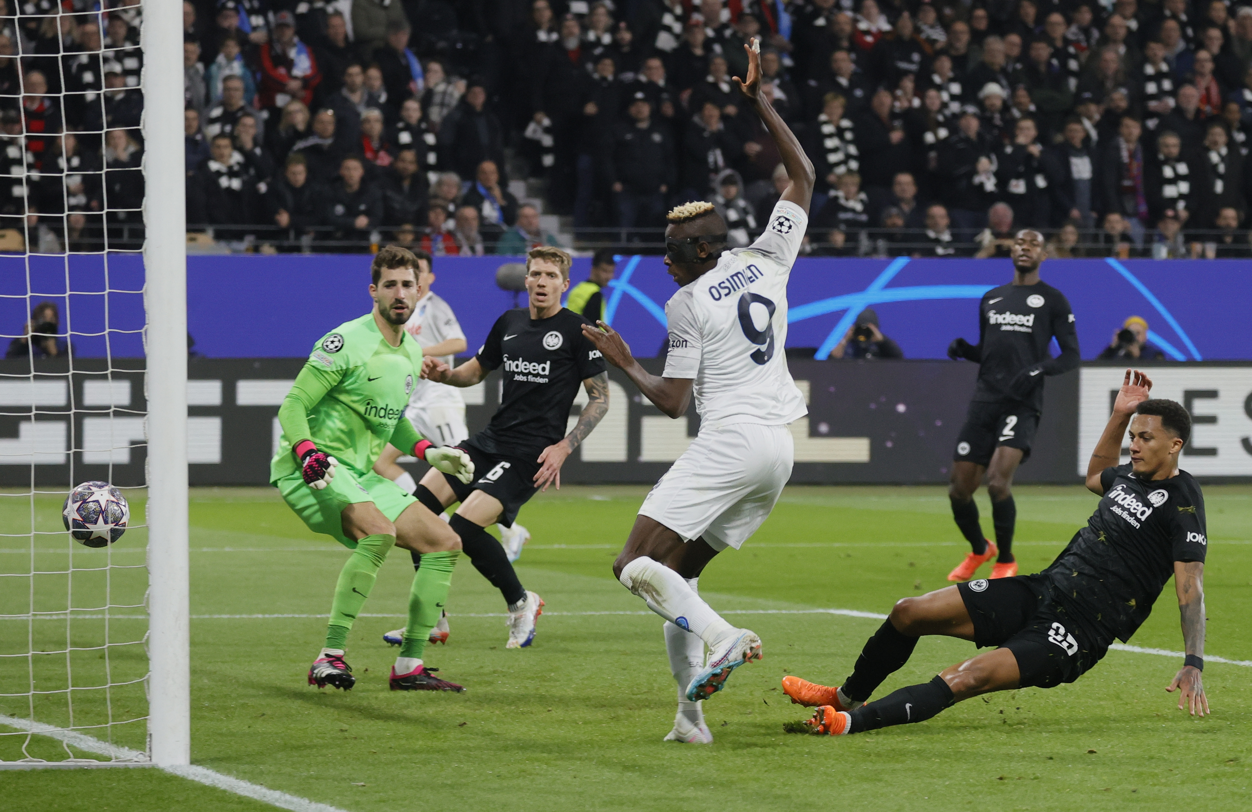 epa10482488 Napoli's Victor Osimhen (C) scores the 1-0 lead during the UEFA Champions League, Round of 16, 1st leg between Eintracht Frankfurt and SSC Napoli in Frankfurt, Germany, 21 February 2023.  EPA-EFE/Ronald Wittek