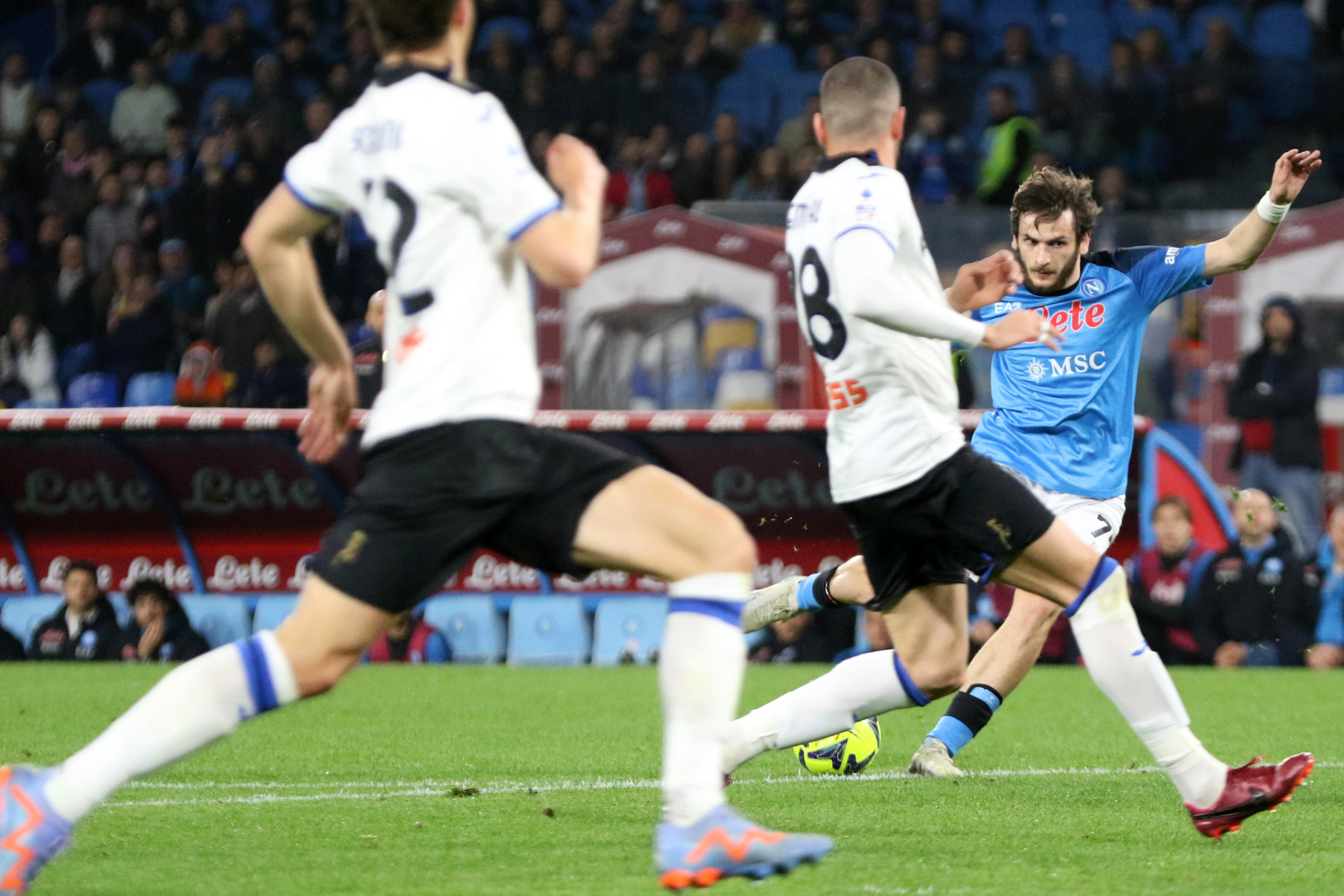 epa10515720 Napoli's midfielder Khvicha Kvaratskhelia (R) scores the 1-0 goal during the Italian Serie A soccer match betweem SSC Napoli and Atalanta BC, in Naples, Italy, 11 March 2023.  EPA-EFE/CESARE ABBATE