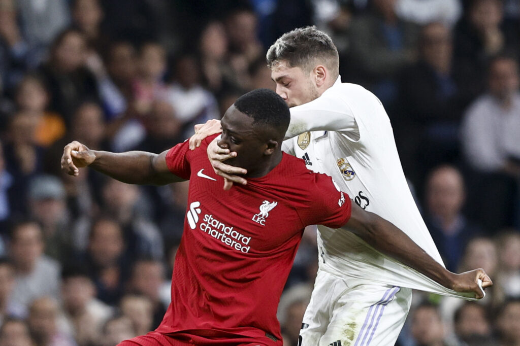 epa10525063 Real Madrid's Fede Valverde (R) in action against Liverpool's Ibrahima Konate (L) during the UEFA Champions League round of 16 second leg soccer match between Real Madrid and Liverpool, in Madrid, Spain, 15 March 2023.  EPA-EFE/RODRIGO JIMENEZ