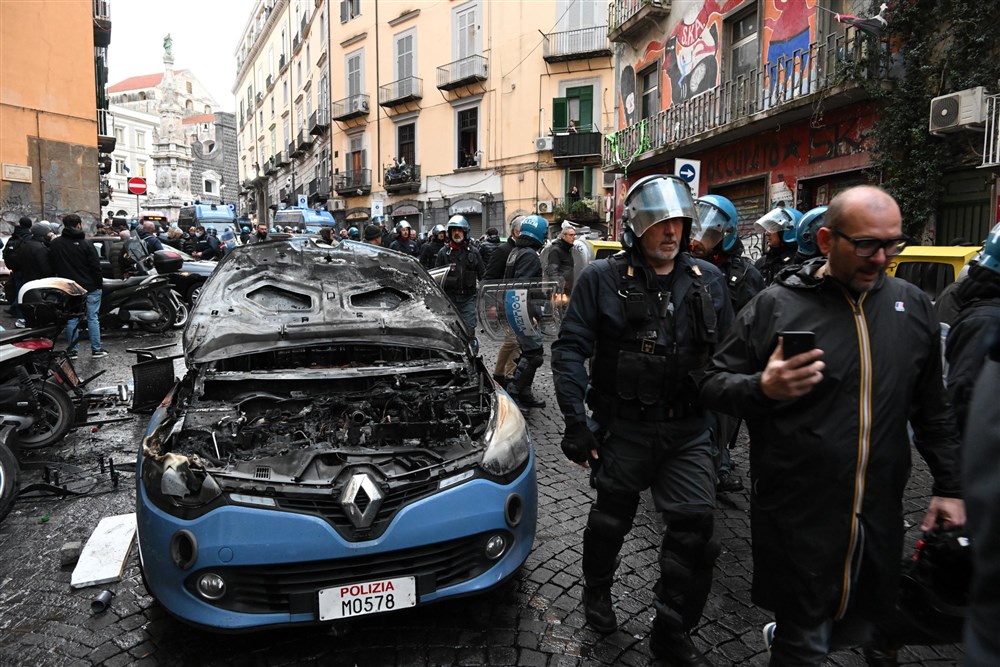 epa10524573 A police car set on fire during clashes with Eintracht Frankfurt supporters in Naples, Italy, 15 March 2023, ahead of the UEFA Champions League Round of 16, 2nd leg match between SSC Napoli and Eintracht Frankfurt.  EPA-EFE/CIRO FUSCO