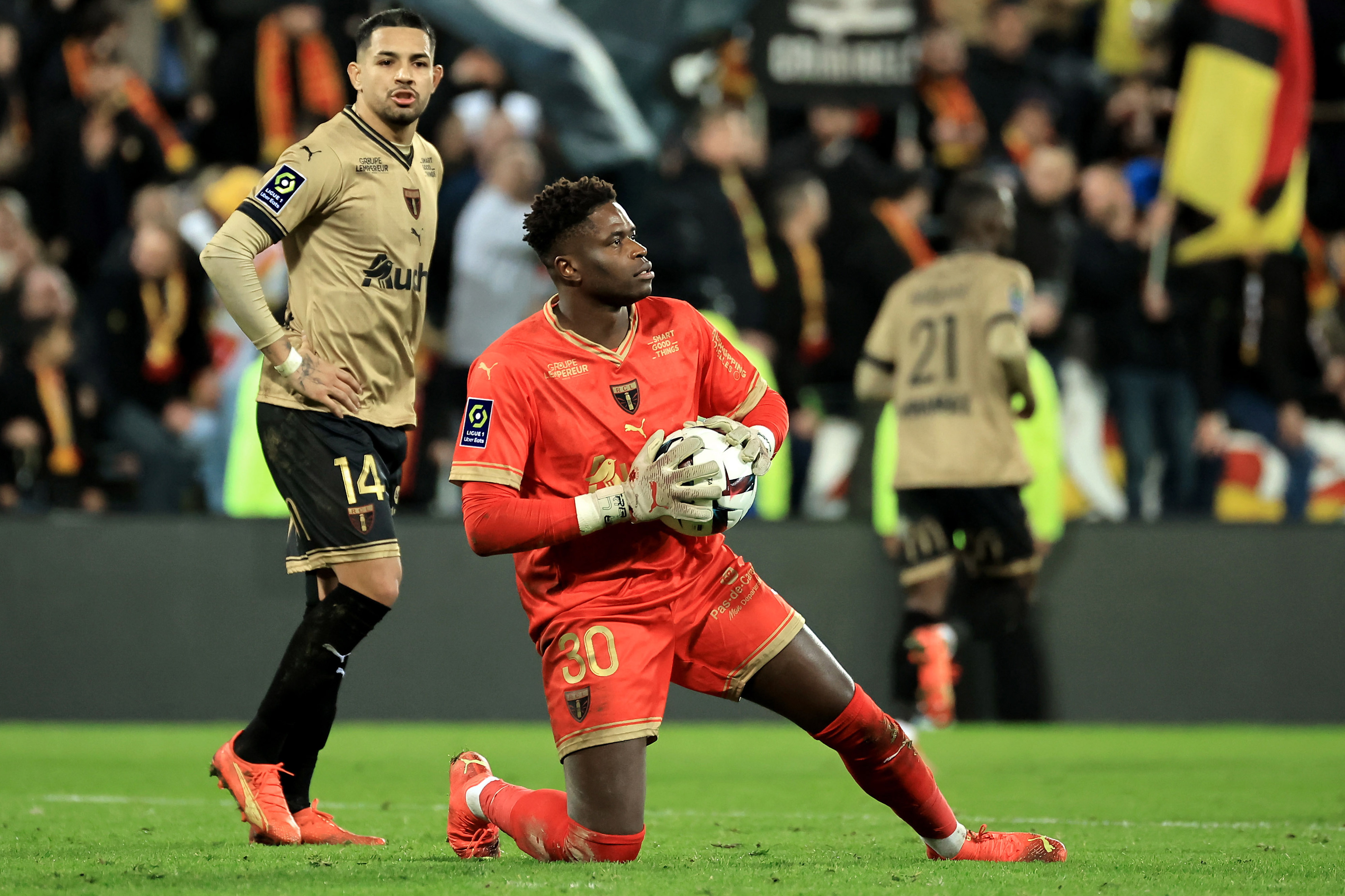epa10385846 Lens goalkeeper Brice Samba (C) in action  during the French Ligue 1 soccer match between RC Lens and Paris Saint Germain in Lens, France, 01 January 2023.  EPA-EFE/CHRISTOPHE PETIT TESSON