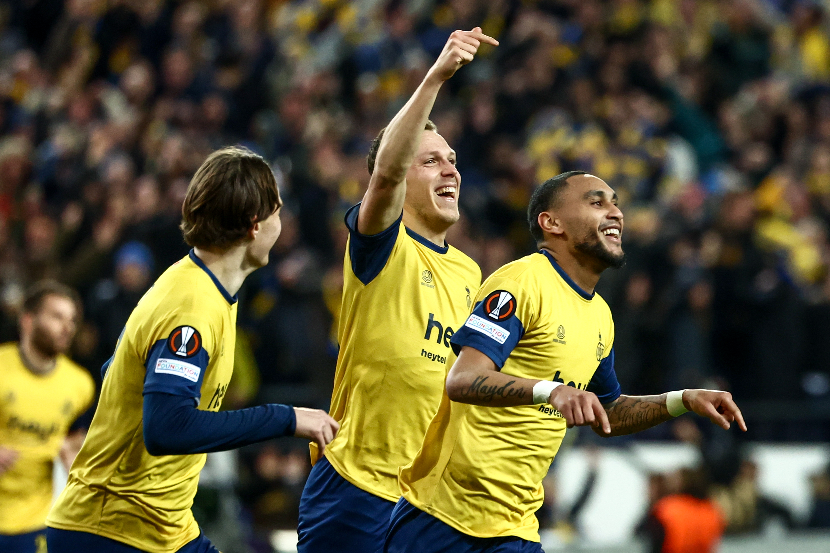 epa10527571 Loic Lapoussin of Union SG (R) celebrates with his teammates after scoring during the UEFA Europa League Round of 16, 2nd leg match between Union Saint-Gilloise and Union in Brussels, Belgium, 16 March 2023.  EPA-EFE/Stephanie Lecocq