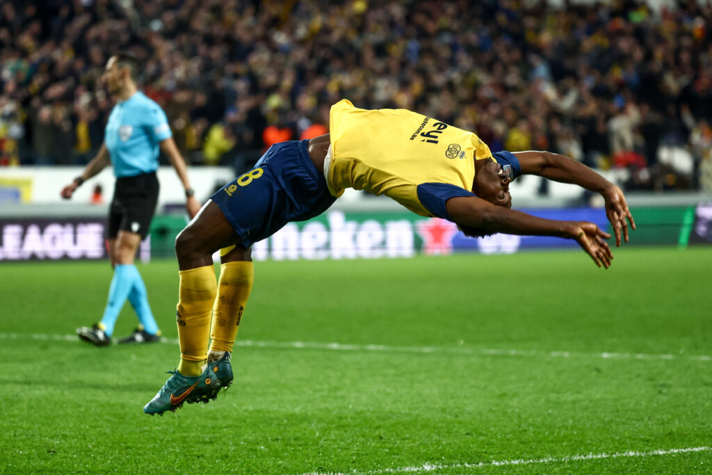 epa10527486 Lazare Amani of Union SG celebrates after scoring during the UEFA Europa League Round of 16, 2nd leg match between Union Saint-Gilloise and Union in Brussels, Belgium, 16 March 2023.  EPA-EFE/Stephanie Lecocq