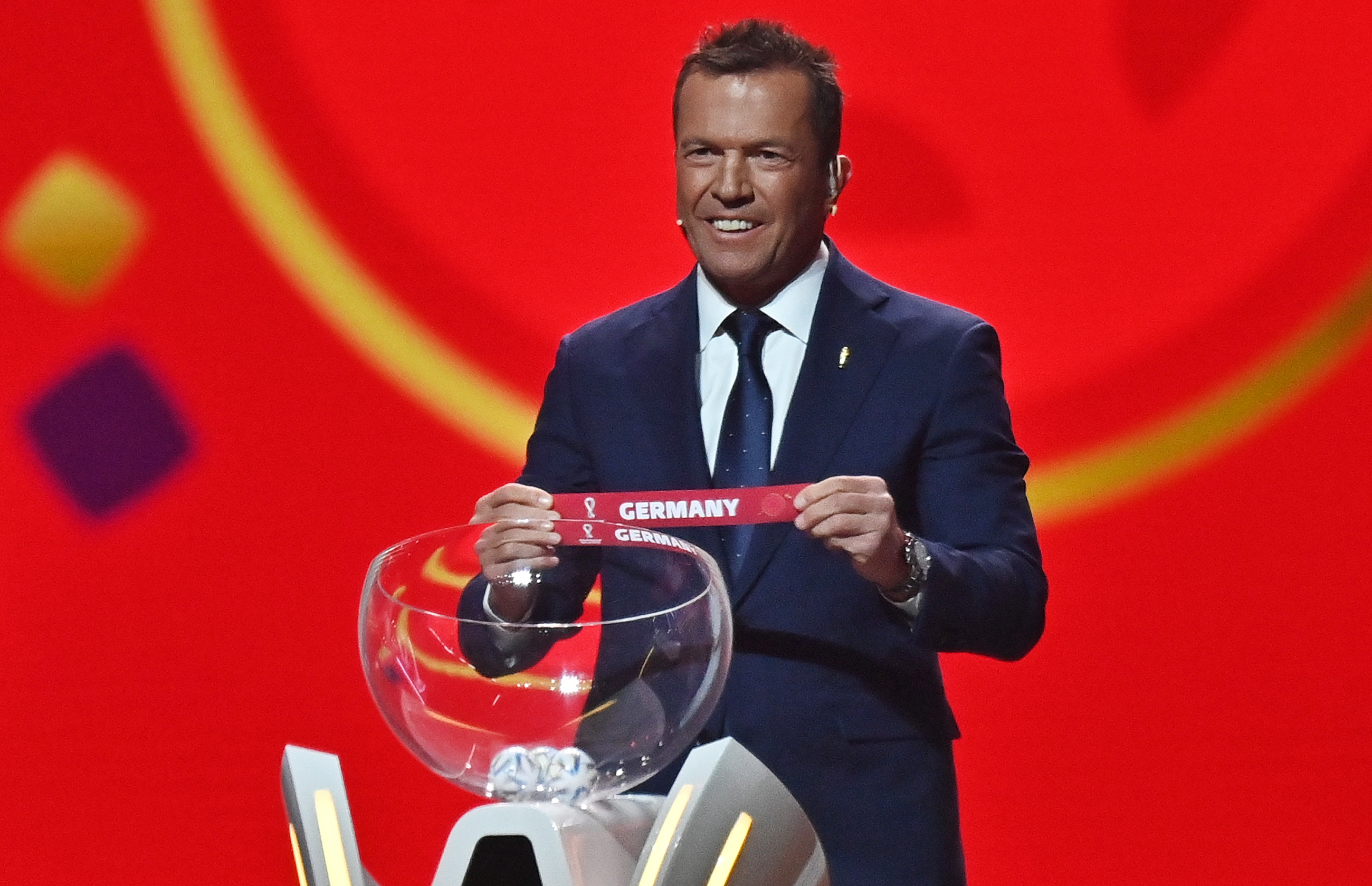 epa09864126 Former German international Lothar Matthaeus with the ticket of Germany during the main draw for the FIFA World Cup 2022 in Doha, Qatar, 01 April 2022.  EPA-EFE/NOUSHAD THEKKAYIL