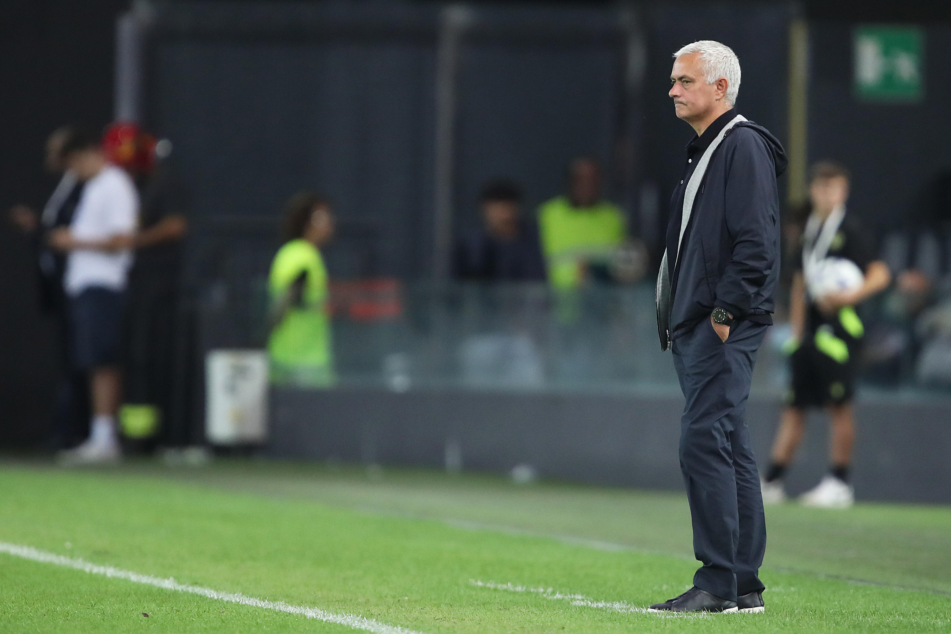 epa10160248 Roma?s coach Jose Mourinho reacts during the Italian Serie A soccer match Udinese Calcio vs AS Roma at the Friuli-Dacia Arena stadium in Udine, Italy, 04 September 2022.  EPA-EFE/GABRIELE MENIS