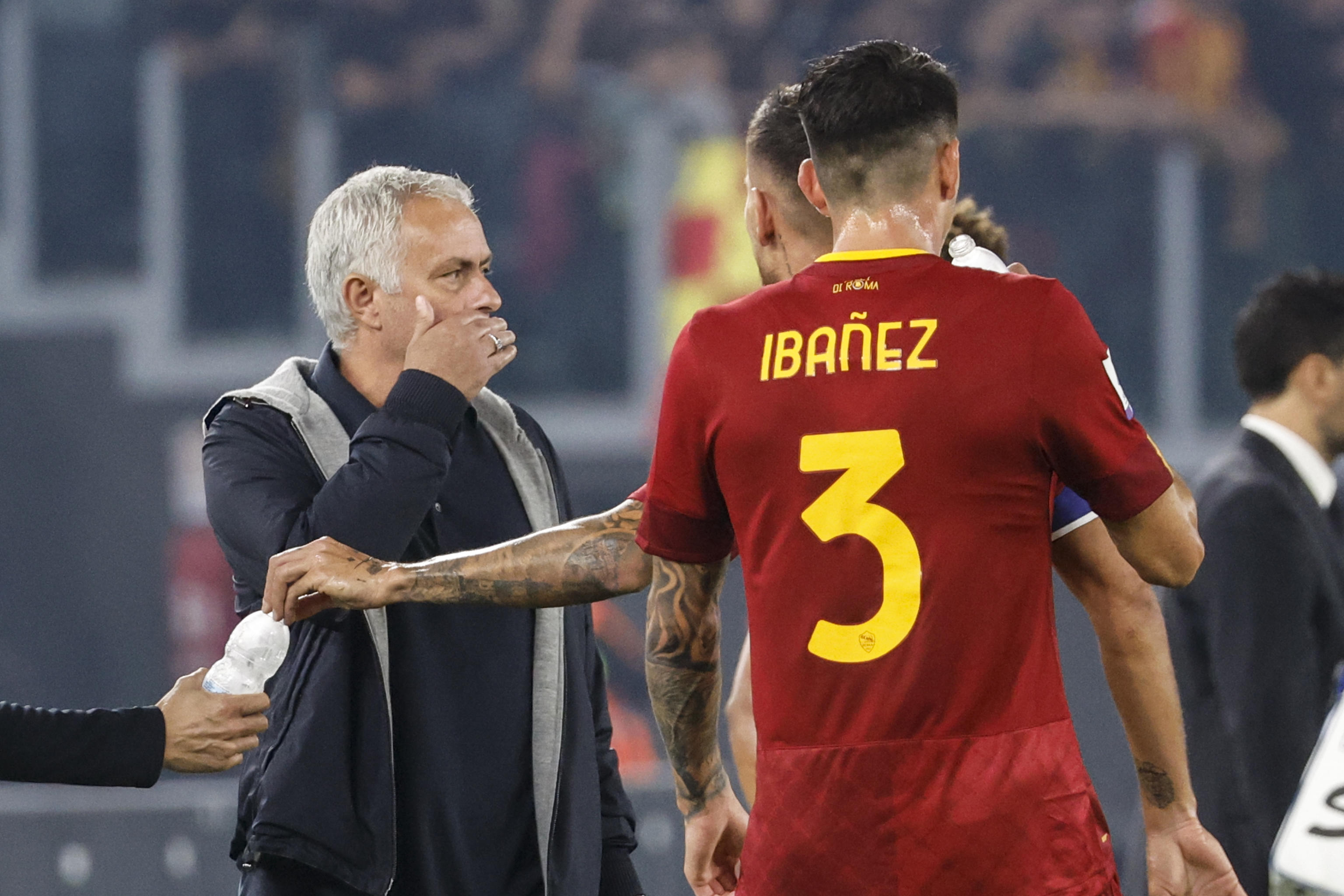 epa10233525 Roma?s head coach Jose Mourinho (L) during the Italian Serie A soccer match between Roma and Lecce at the Olimpico stadium in Rome, Italy, 09 October 2022.  EPA-EFE/FABIO FRUSTACI