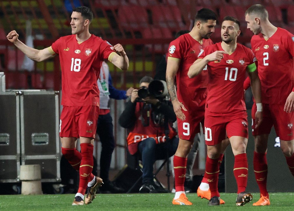 epa10541599 Serbia’s Dusan Vlahovic celebrates with teammates after scoring the 2-0 during the UEFA EURO 2024 qualification match between Serbia and Lithuania in Belgrade, Serbia, 24 March 2023.  EPA-EFE/ANDREJ CUKIC