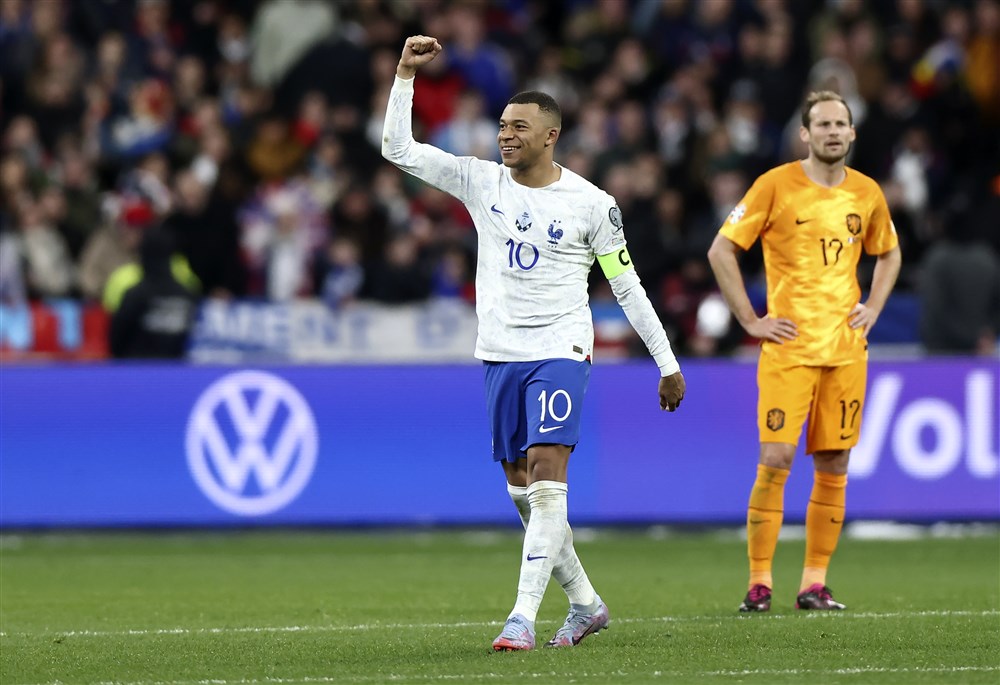 epa10541650 Kylian Mbappe (L) of France celebrates after scoring the 4-0 during the UEFA EURO 2024 qualification match between France and the Netherlands in Saint-Denis, France, 24 March 2023.  EPA-EFE/MOHAMMED BADRA