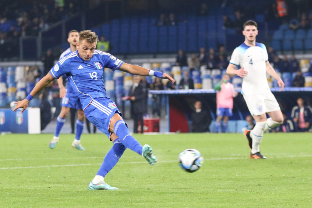 epa10539467 Mateo Retegui of Italy scores his team's first goal during the UEFA EURO 2024 qualification soccer match between Italy and England at the Diego Armando Maradona stadium in Naples, Italy, 23 March 2023.  EPA-EFE/CESARE ABBATE