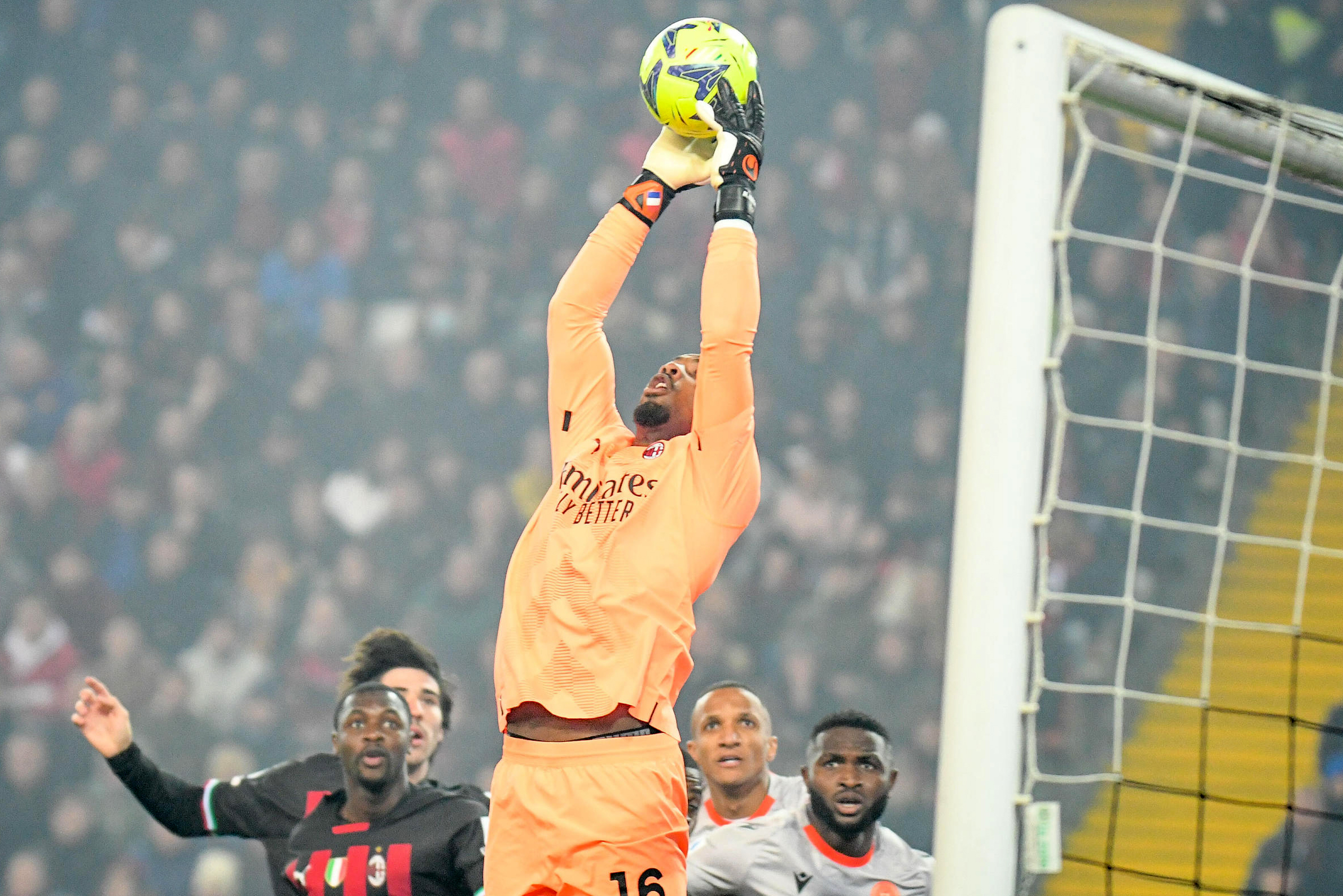 epa10530919 Milan's Mike Maignan makes a save during the Italian soccer Serie A soccer match betweem Udinese Calcio and AC Milan, in Udine, Italy, 18 March 2023.  EPA-EFE/ETTORE GRIFFONI