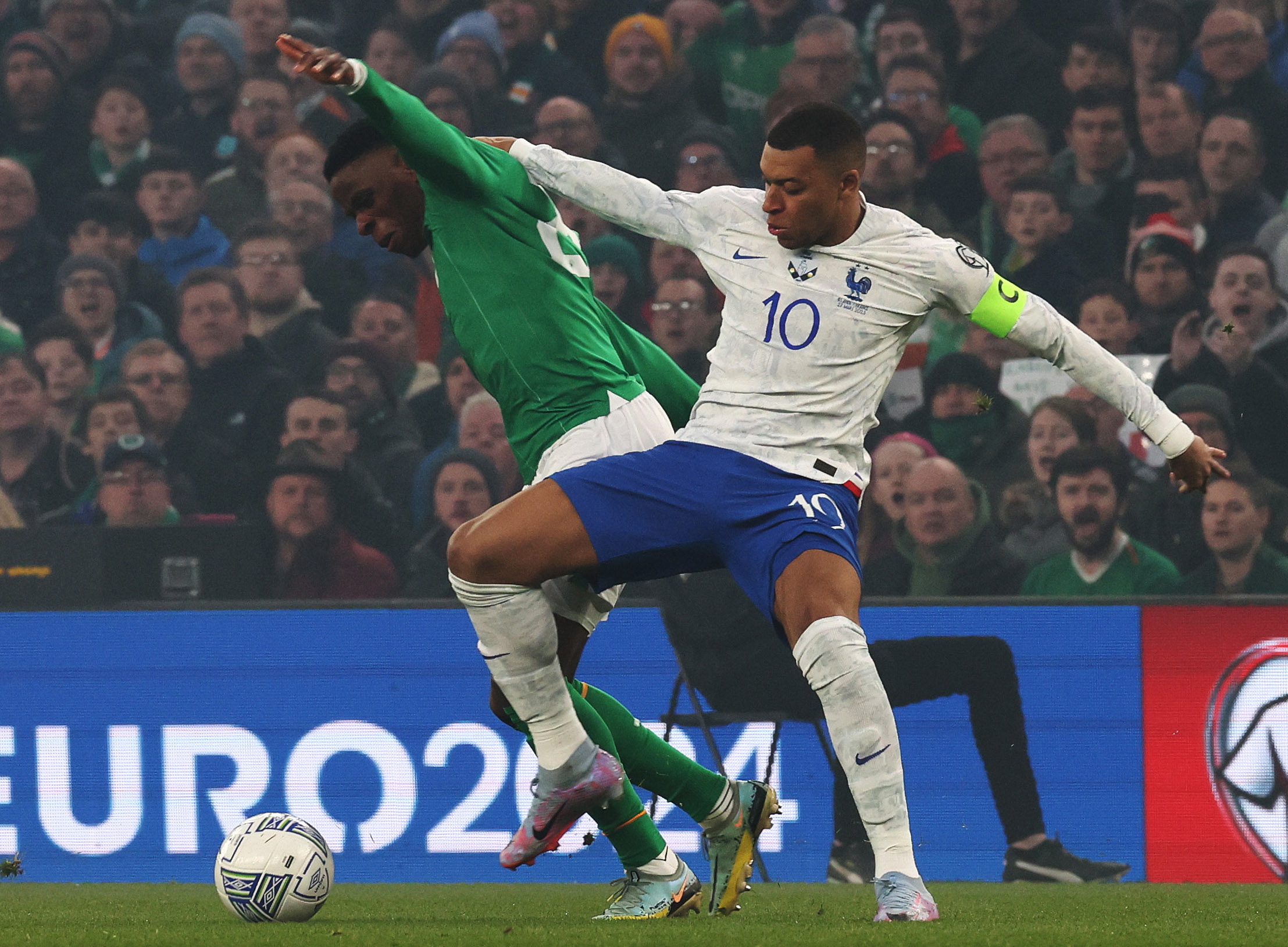 epa10545914 Chiedozie Ogbene of Ireland in action against Kylian Mbappe of the France during the UEFA EURO 2024 qualification match between Ireland and France in Dublin, Ireland, 27 March 2023.  EPA-EFE/Lorraine O'Sullivan