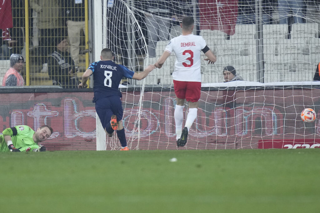 Croatia's Mateo Kovacic, centre left, scores his side's second goal during the Euro 2024 group D qualifying soccer match between Turkey and Croatia at Bursa Metropolitan stadium, in Bursa, Turkey, Tuesday, March 28, 2023. (AP Photo/Francisco Seco)