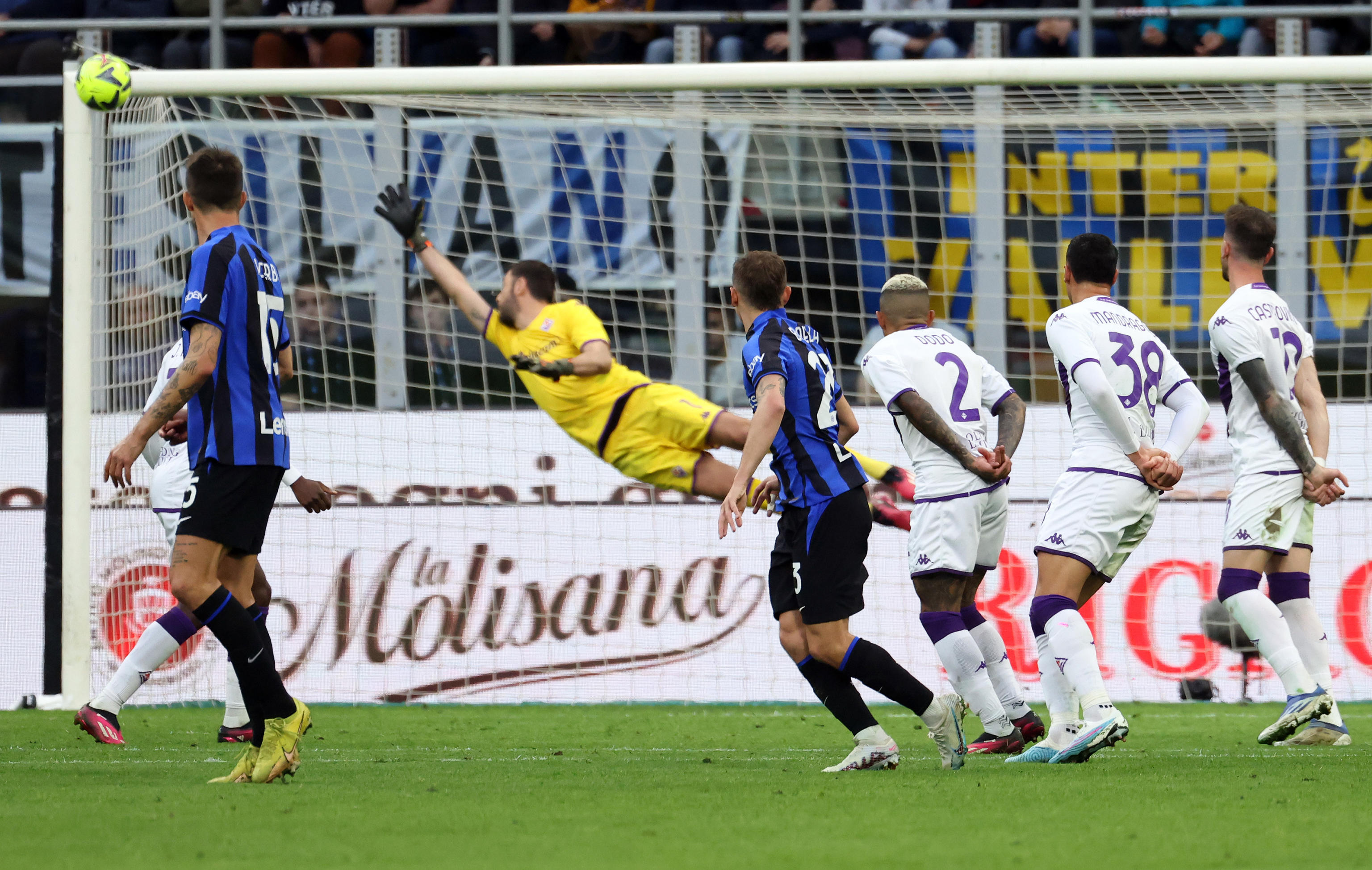 epa10554115 Inter Milans Nicolo Barella (C) takes a free kick during the Italian Serie A soccer match between FC Inter and Fiorentina at Giuseppe Meazza stadium in Milan, Italy, 01 April 2023.  EPA-EFE/MATTEO BAZZI