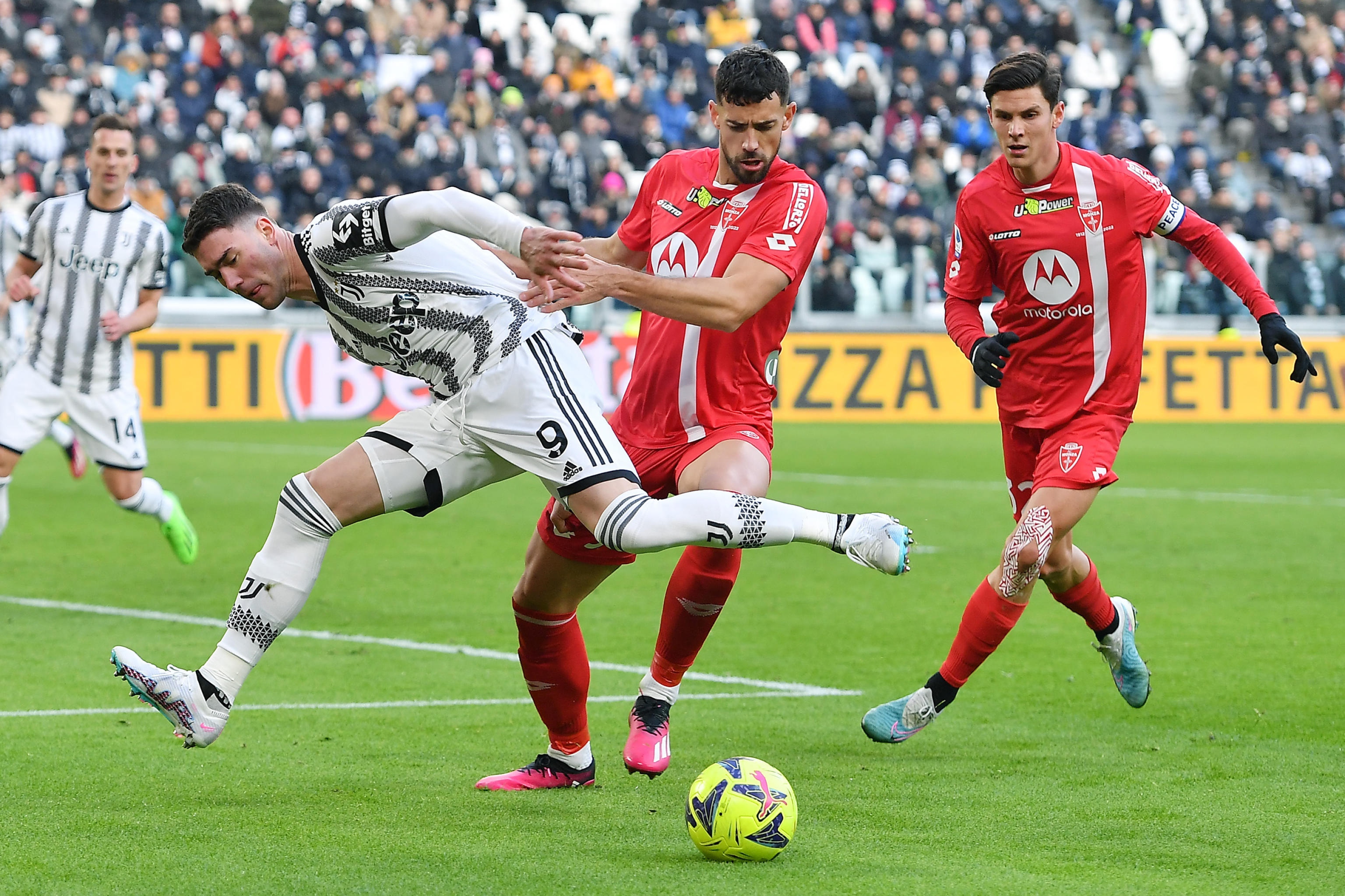 epa10438777 Juventus' Dusan Vlahovic and Monza's Pablo Mari in action during the Italian Serie A soccer match between Juventus FC and AC Monza, in Turin, Italy, 29 January 2023.  EPA-EFE/ALESSANDRO DI MARCO