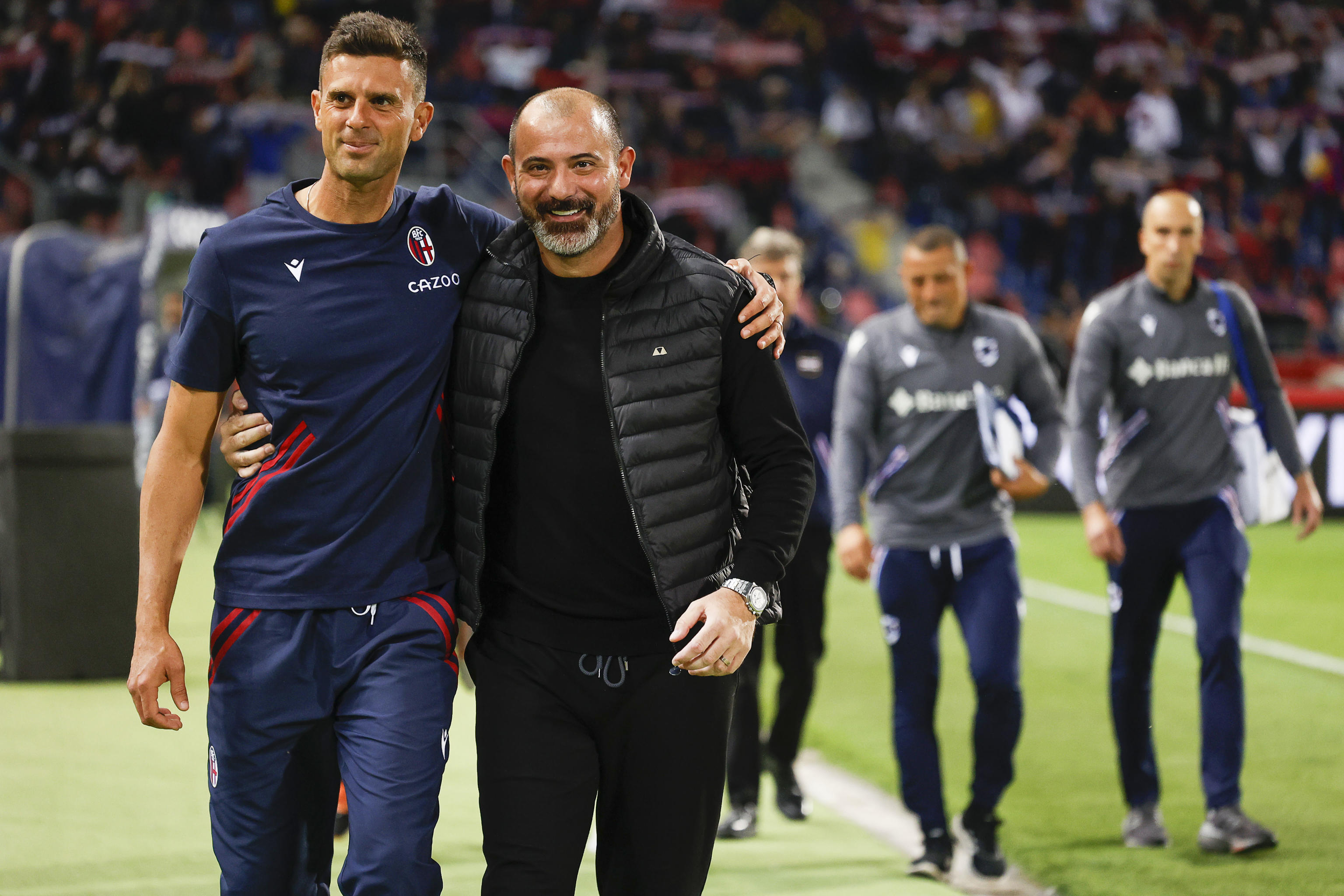 epa10231656 Bologna's head coach Thiago Motta (L) greets Sampdoria's coach Dejan Stankovic (C) prior to the Italian Serie A soccer match between Bologna FC and UC Sampdoria in Bologna, Italy, 08 October 2022.  EPA-EFE/SERENA CAMPANINI