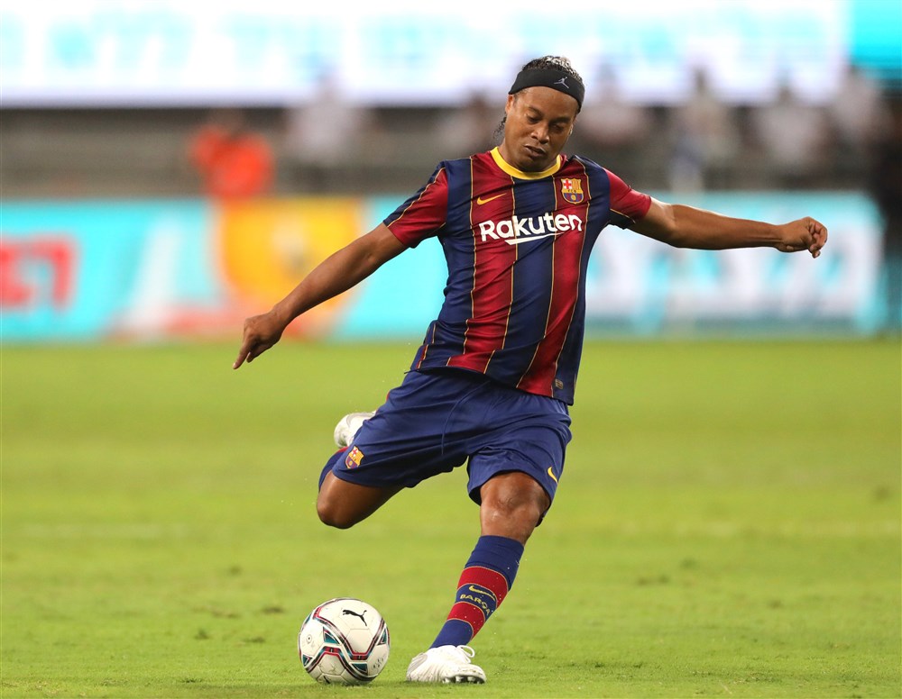 epa09355461 Ronaldinho of Barcelona in action during the El Clasico Legends match between Real Madrid and Barcelona at Bloomfield stadium in Tel Aviv, Israel, 20 July 2021.  EPA-EFE/ABIR SULTAN