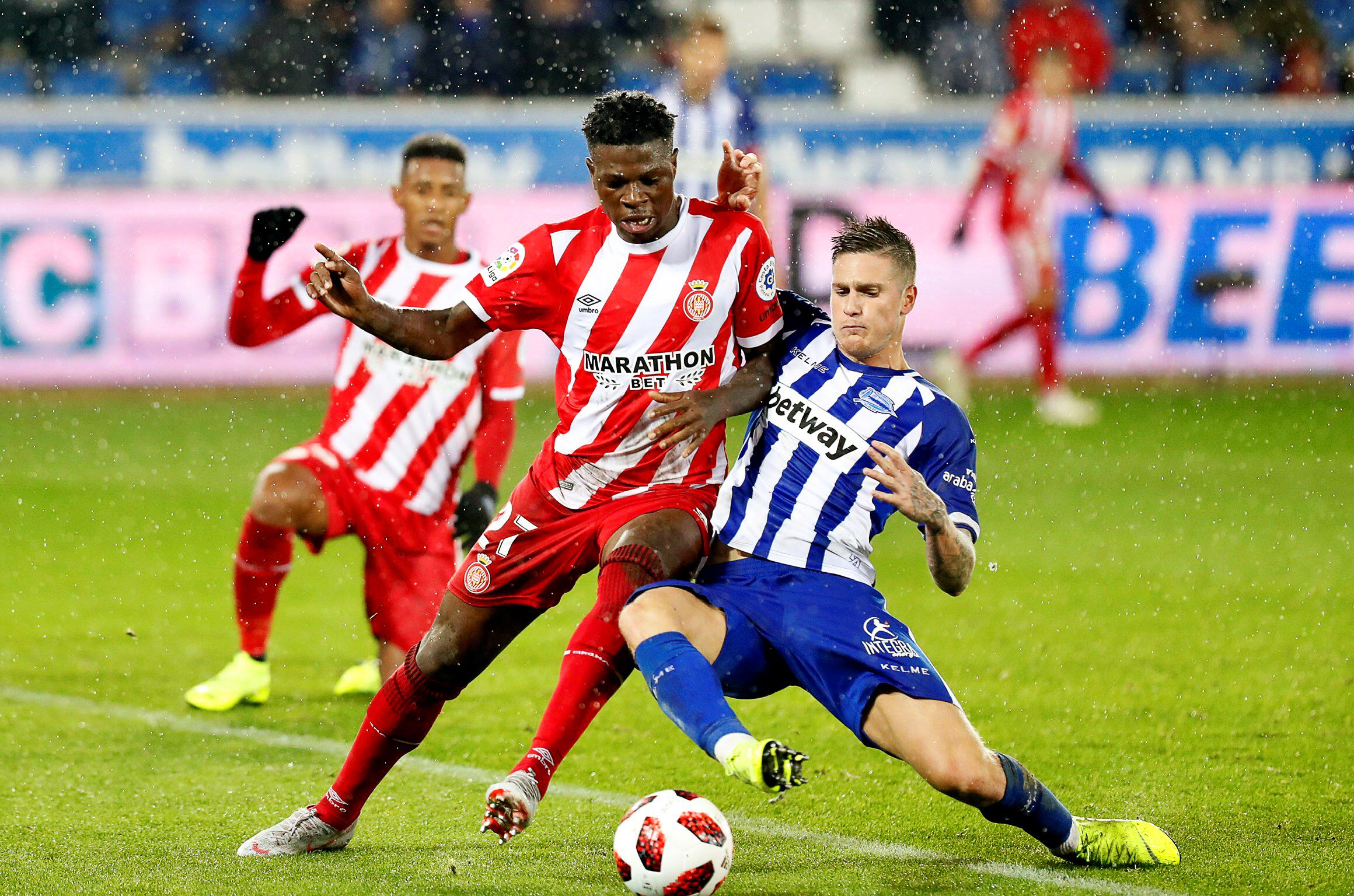 epa07134179 Girona's Kevin Soni (L) in action against Alaves' Carles Vigaray (R) during the Spanish King's Cup fourth round, first leg soccer match between Deportivo Alaves and Girona FC in Vitoria, northern Spain, 31 October 2018.  EPA-EFE/DAVID AGUILAR