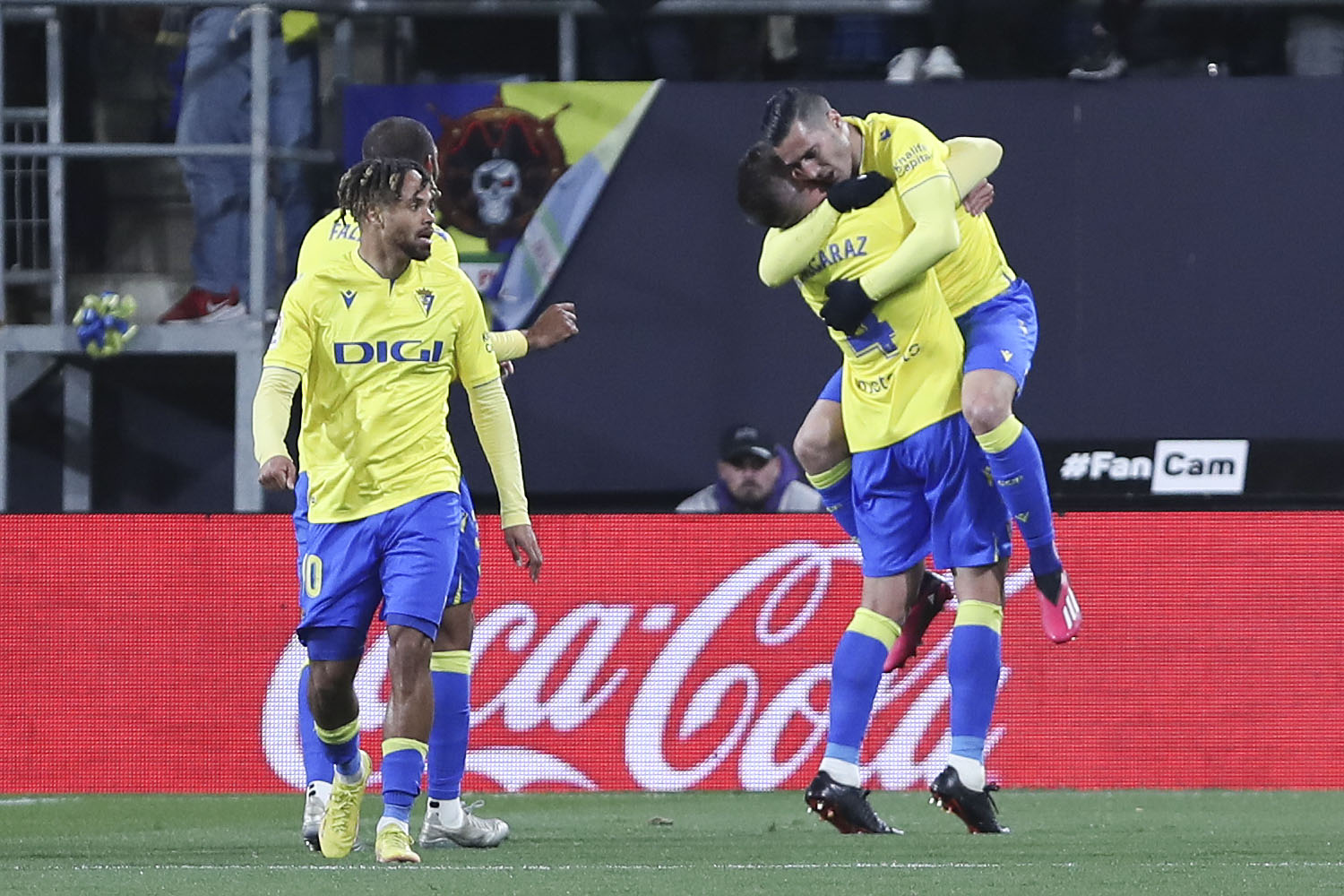 epa10459920 Cadiz CF's players celebrate after scoring during a Spanish LaLiga soccer match between Cadiz CF and Girona FC at Nuevo Mirandilla stadium in Cadiz, Spain, 10 February 2023.  EPA-EFE/ROMAN RIOS