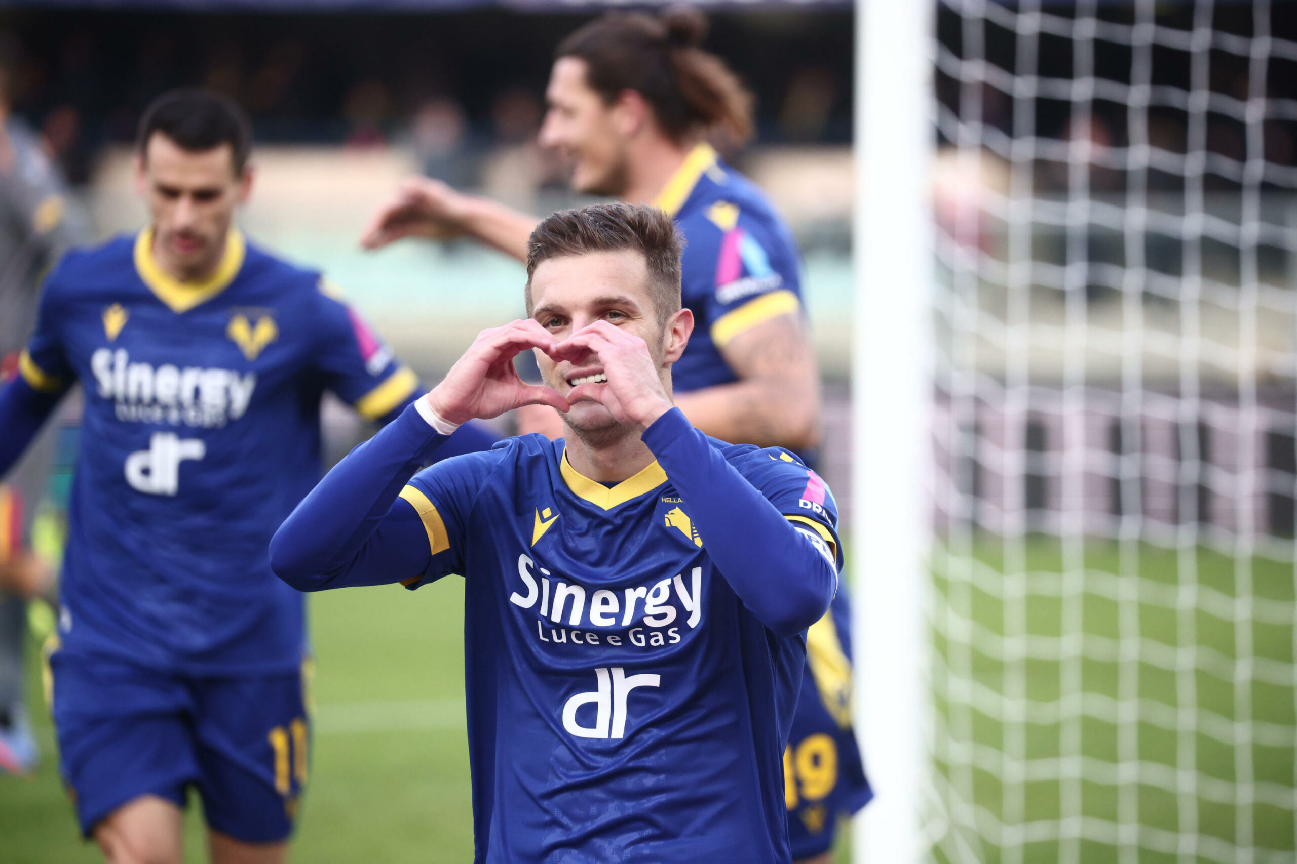 epa10420882 Hellas Verona's Darko Lazovic jubilates after scoring the goal 2-0 during the Italian Serie A soccer match Hellas Verona  vs US Lecce at Marcantonio Bentegodi stadium in Verona, Italy, 21 January 2023.  EPA-EFE/EMANUELE PENNACCHIO