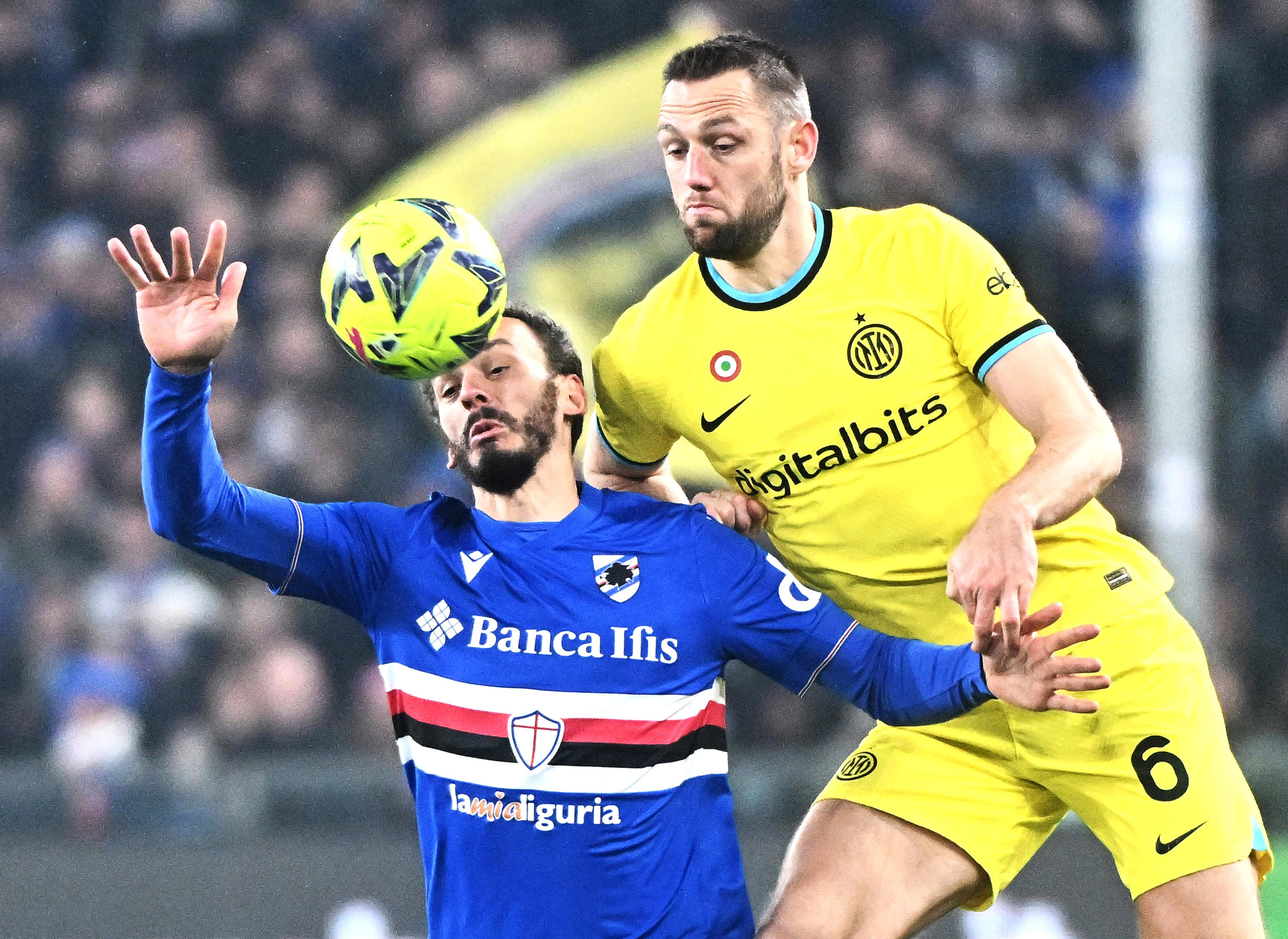 epa10465738 Sampdoria's Manolo Gabbiadini (L) and Inter Milan's Stefan de Vrij (R) in action during the Italian Serie A match between Sampdoria and Inter Milan at Luigi Ferraris stadium in Genoa, Italy, 13 February 2023.  EPA-EFE/LUCA ZENNARO