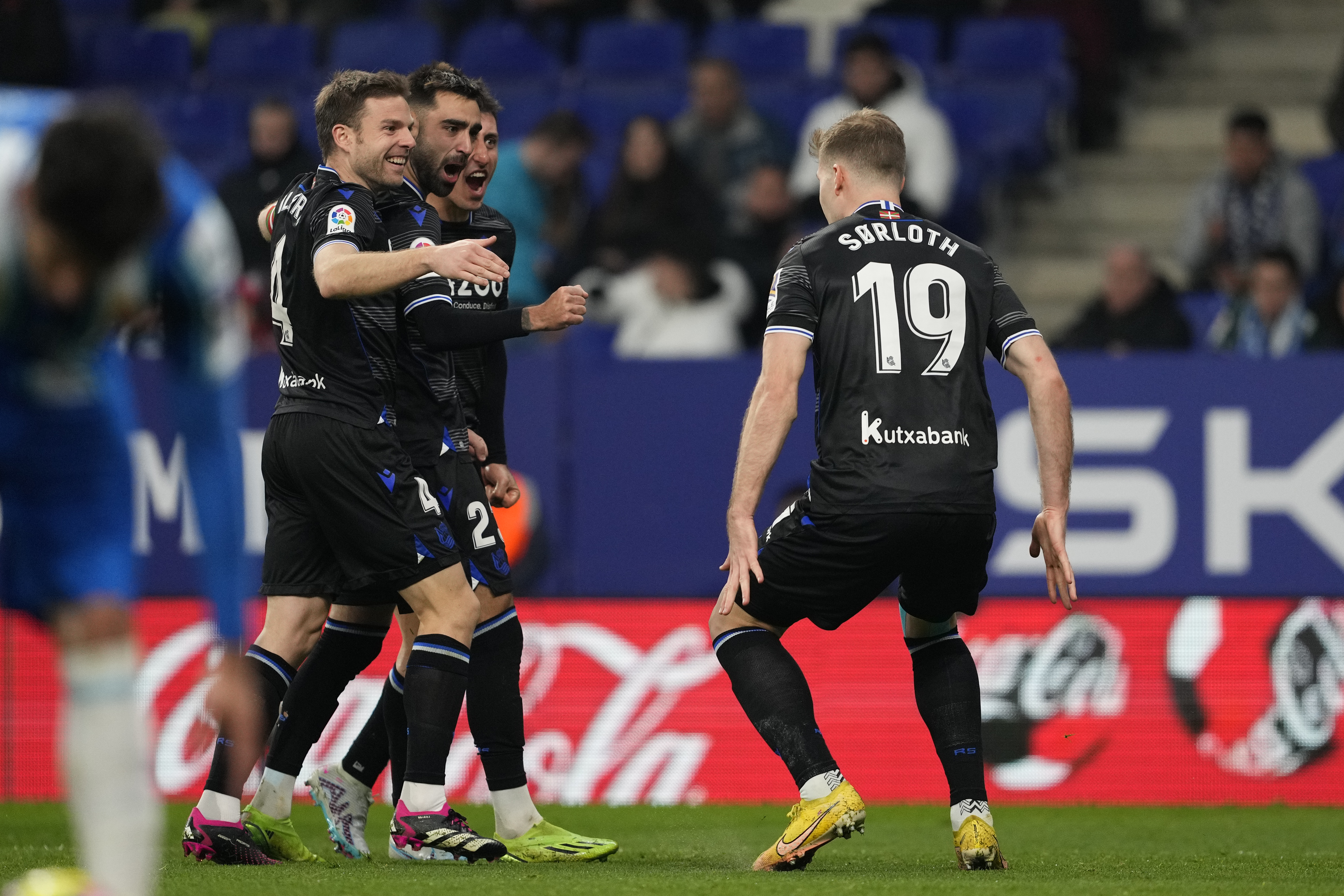 epa10465731 Real Sociedad' Alexander Sorloth (R) celebrates with teammates after scoring during a Spanish LaLiga soccer match between RCD Espanyol and Real Sociedad at RCDE Stadium in Barcelona, Spain, 13 February 2023.  EPA-EFE/Alejandro Garcia