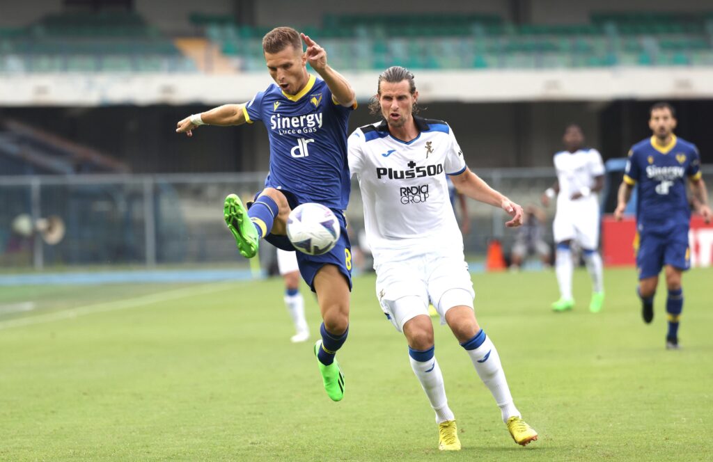 epa10143795 Hellas Verona's Darko Lazovic (L) and Atalanta's Hans Hateboer in action during the Italian Serie A soccer match Hellas Verona vs Atalanta at Marcantonio Bentegodi stadium in Verona, Italy, 28 August 2022.  EPA-EFE/FILIPPO VENEZIA